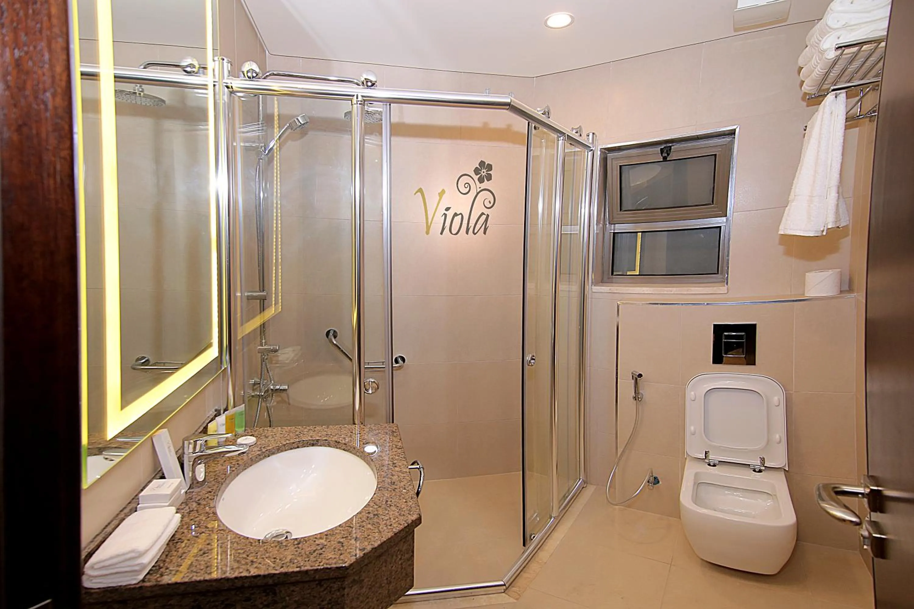 Shower in Viola Hotel Suites