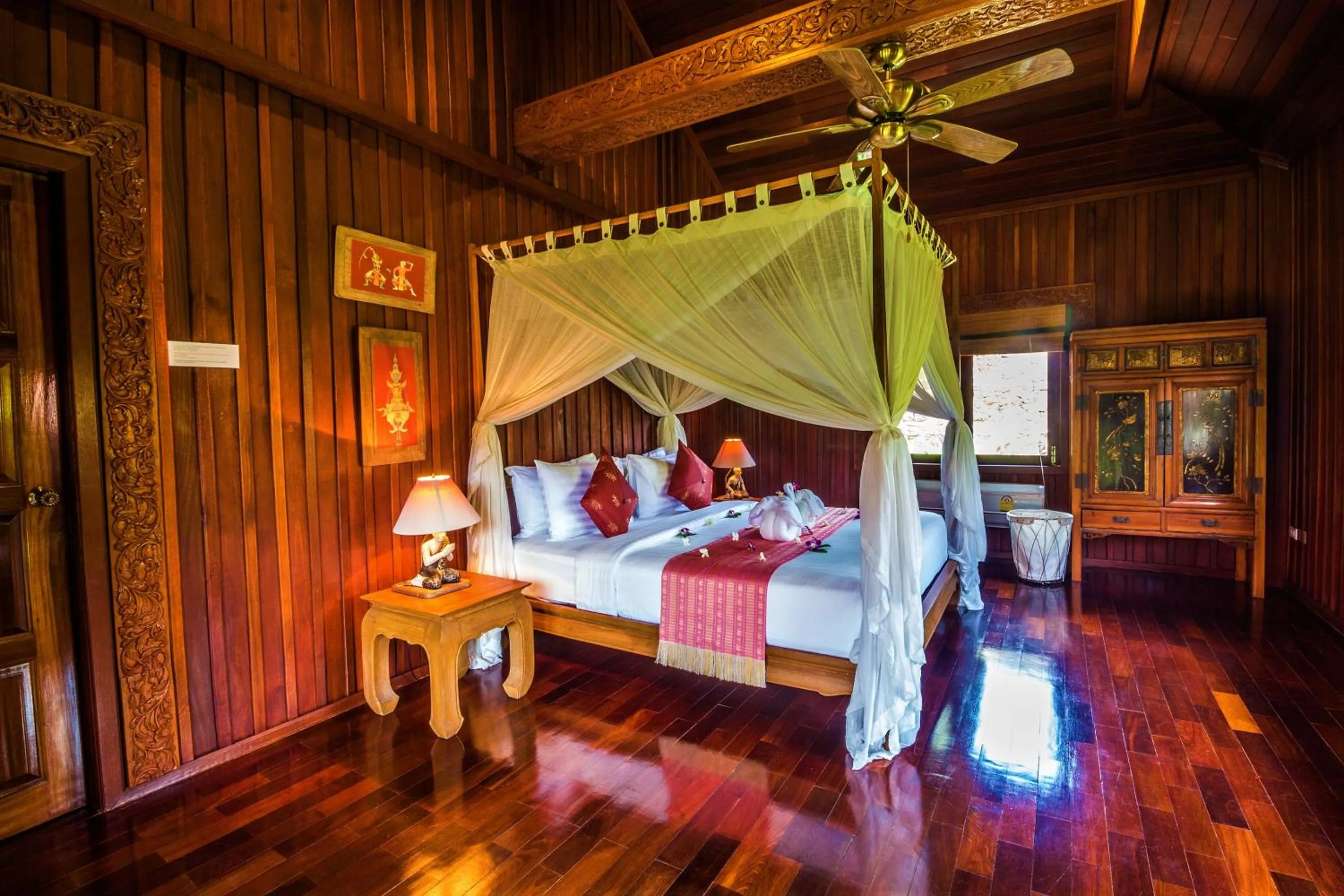 Bed in Erawan Villa Hotel