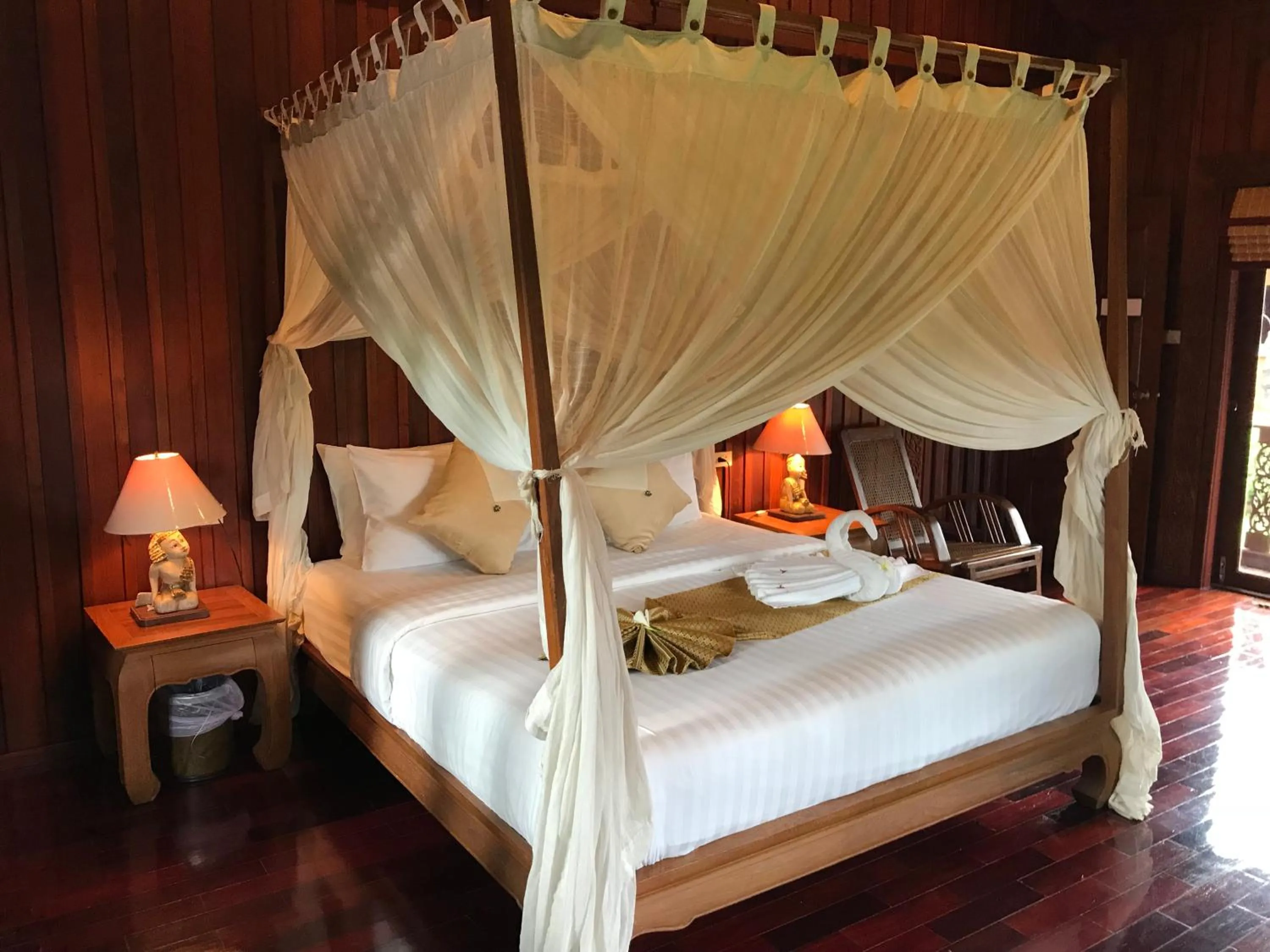 Bed in Erawan Villa Hotel