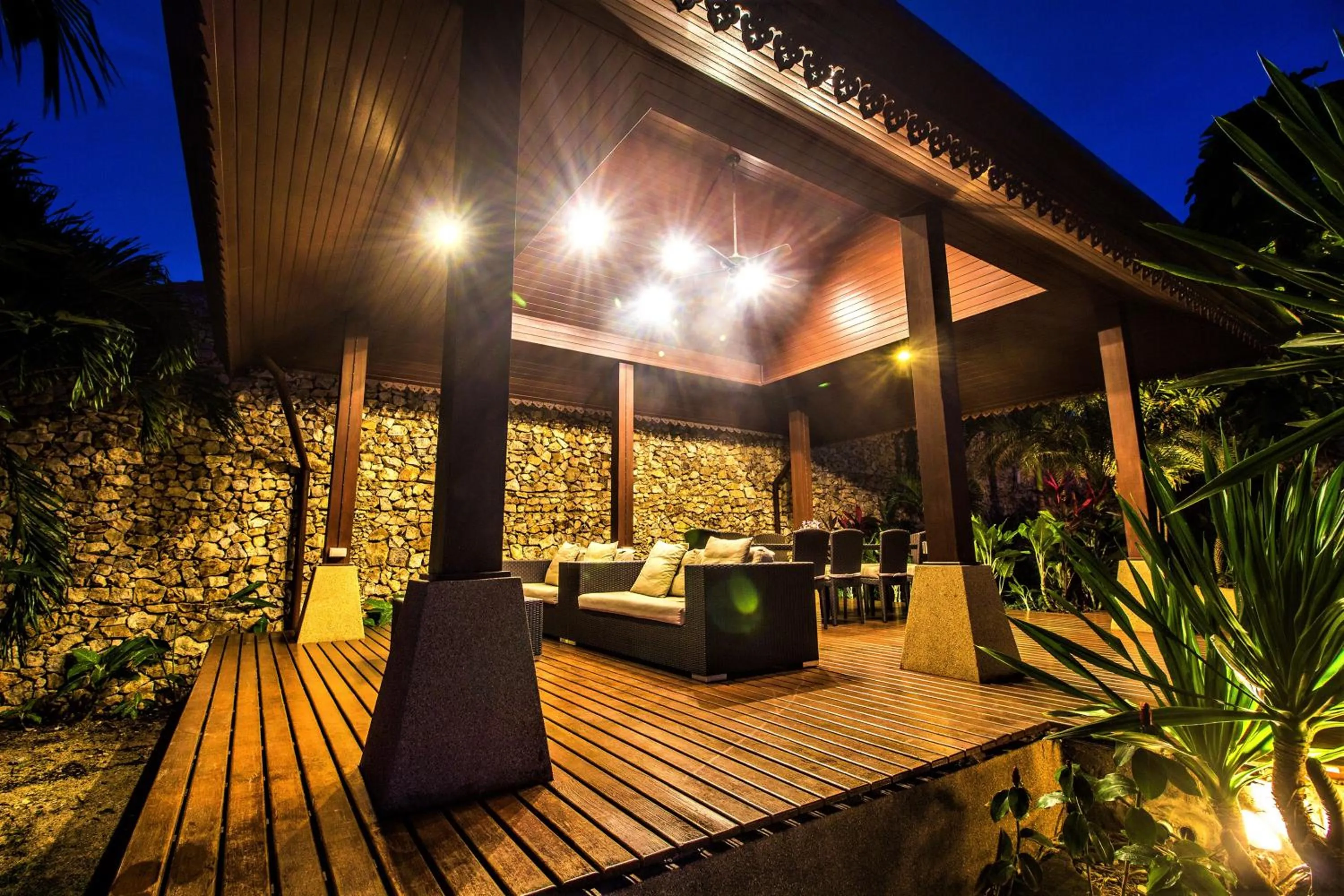 Restaurant/places to eat in Erawan Villa Hotel