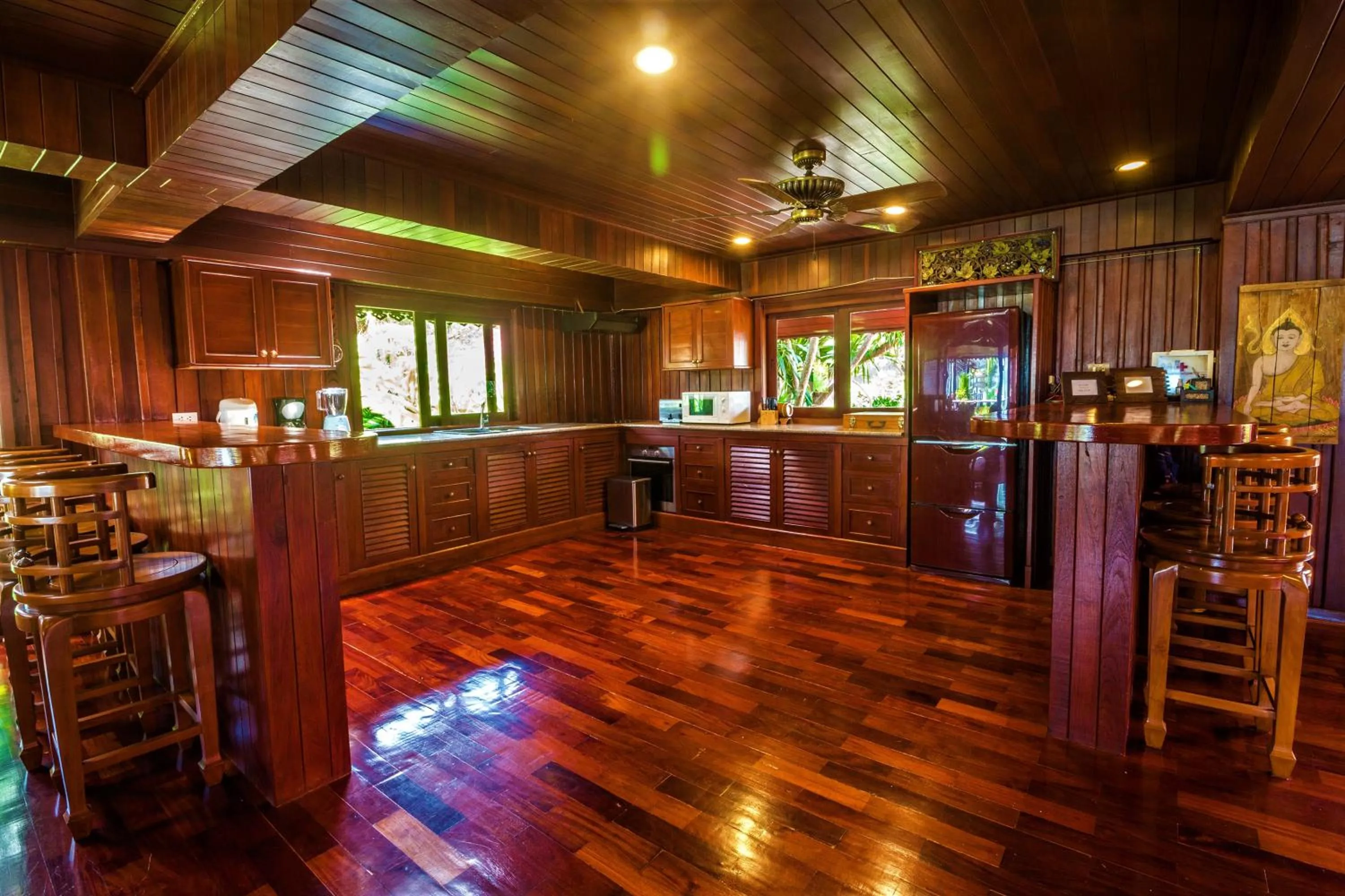 Restaurant/places to eat in Erawan Villa Hotel