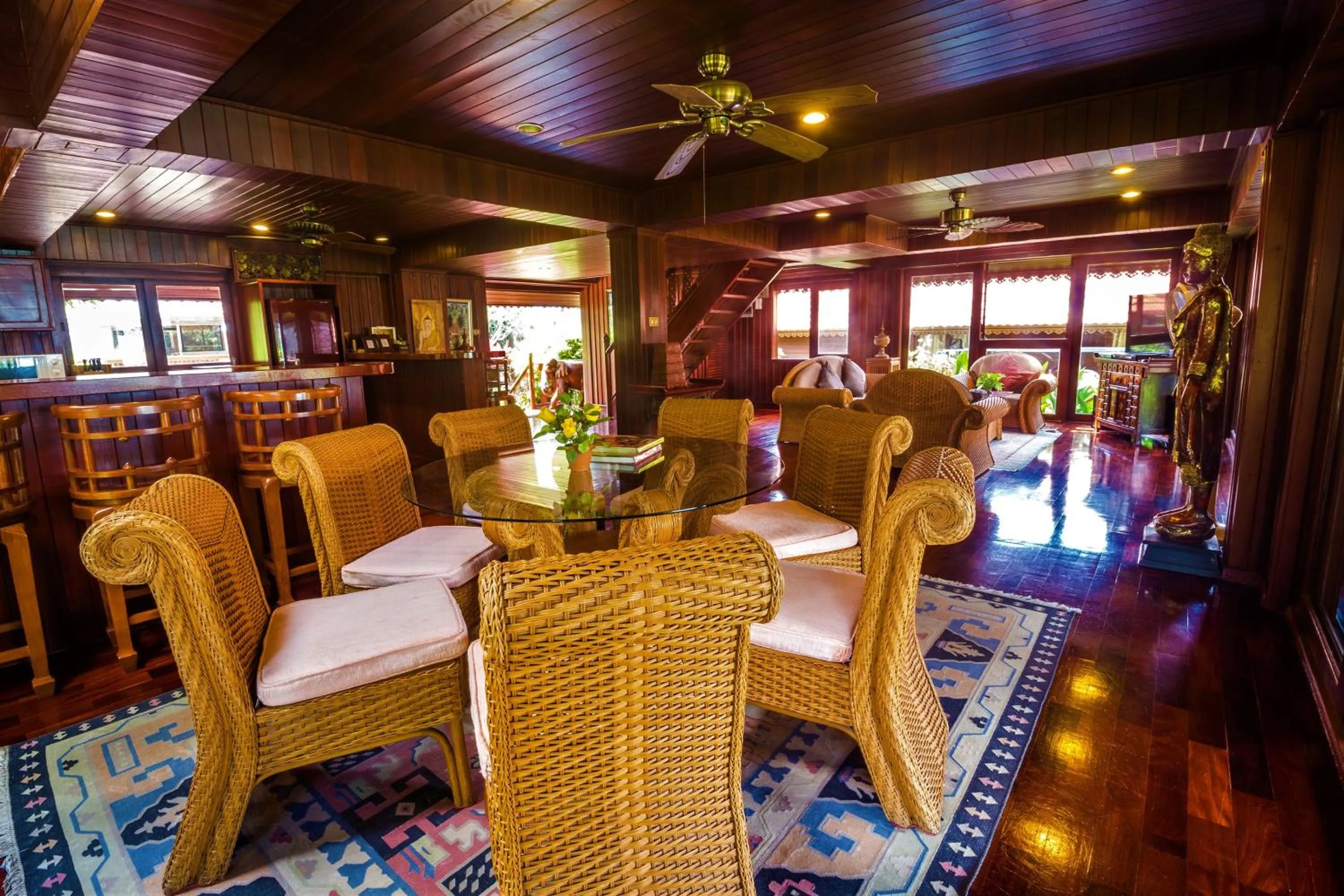 Restaurant/places to eat in Erawan Villa Hotel