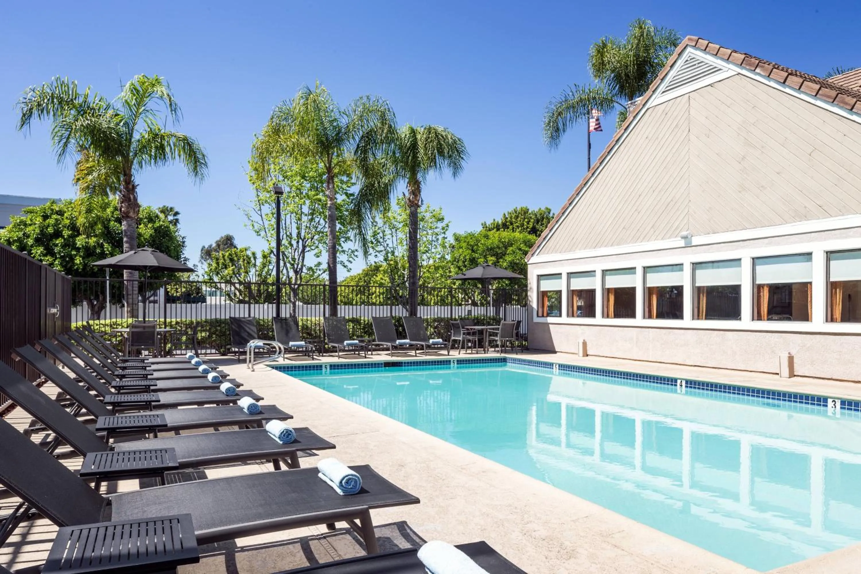 Swimming pool in Residence Inn Anaheim Placentia/Fullerton