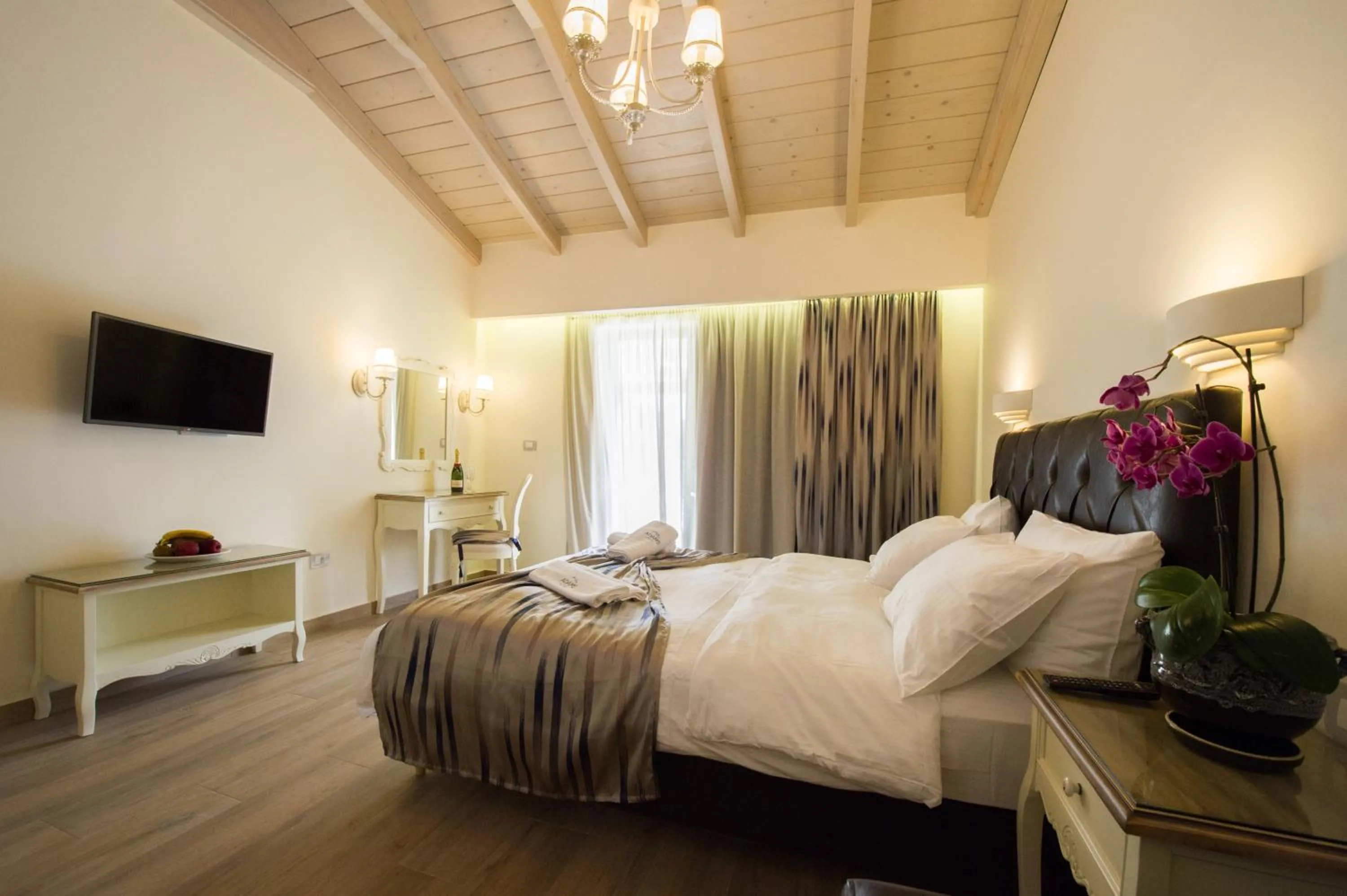 Bedroom, Bed in Adams Hotel