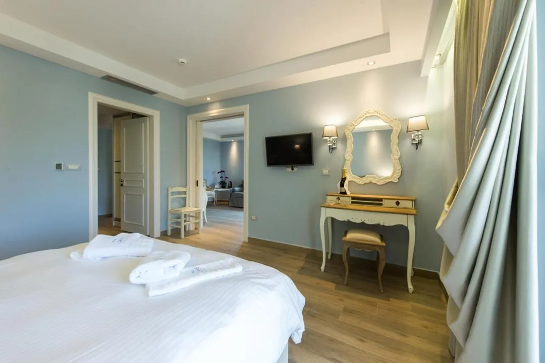 Bedroom, Bed in Adams Hotel