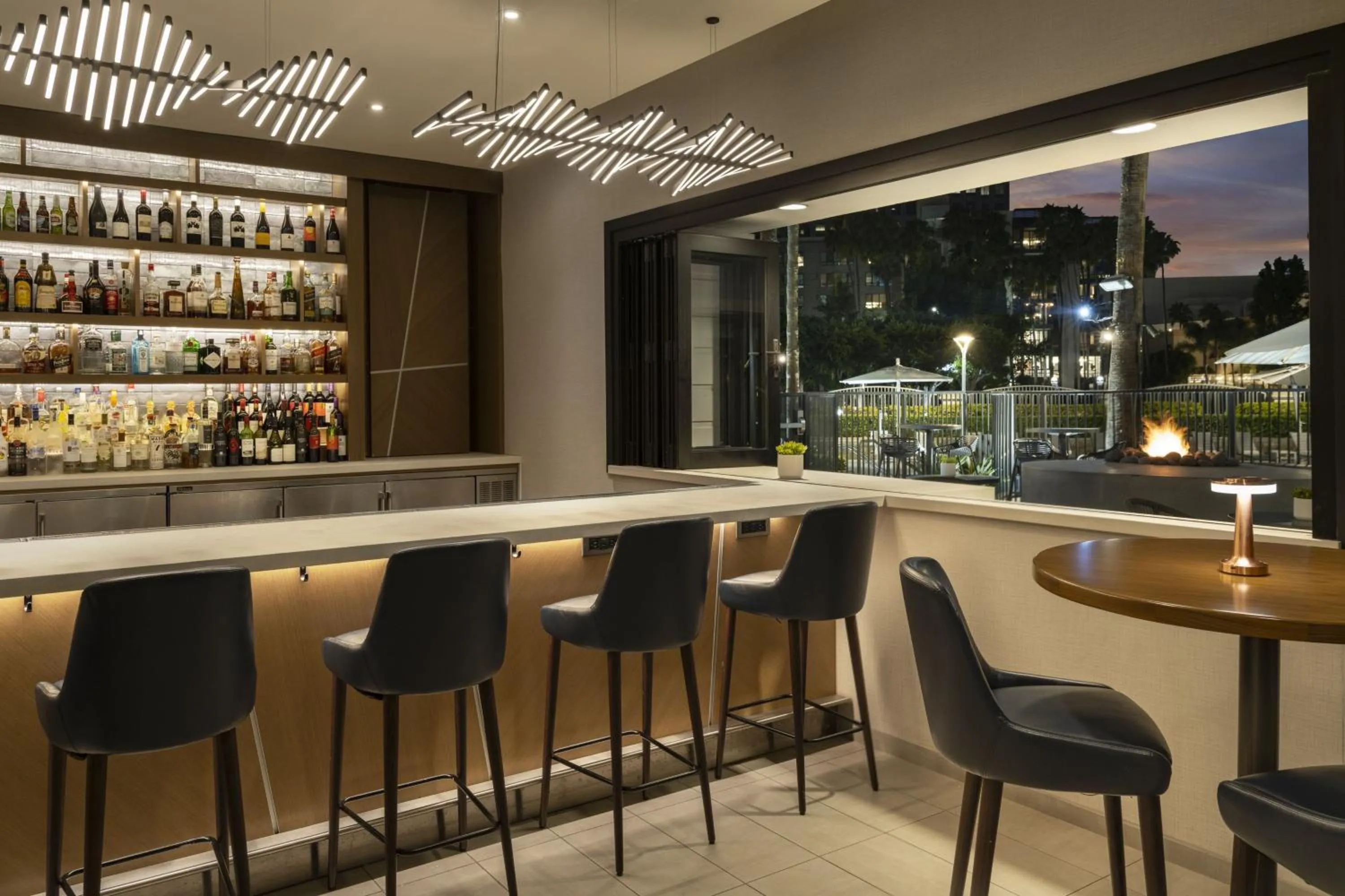 Lounge or bar in Costa Mesa Marriott