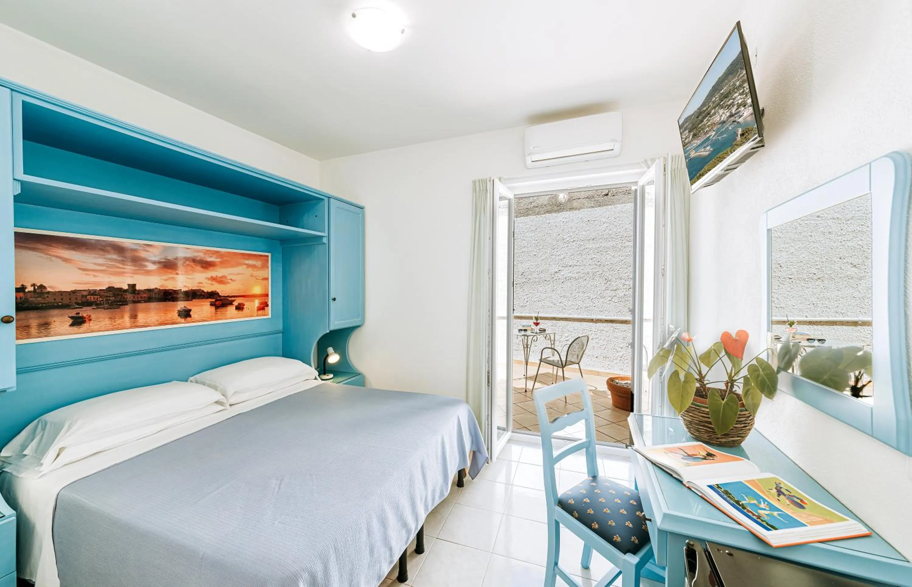 Patio, Bed in Hotel Villa D'Orta