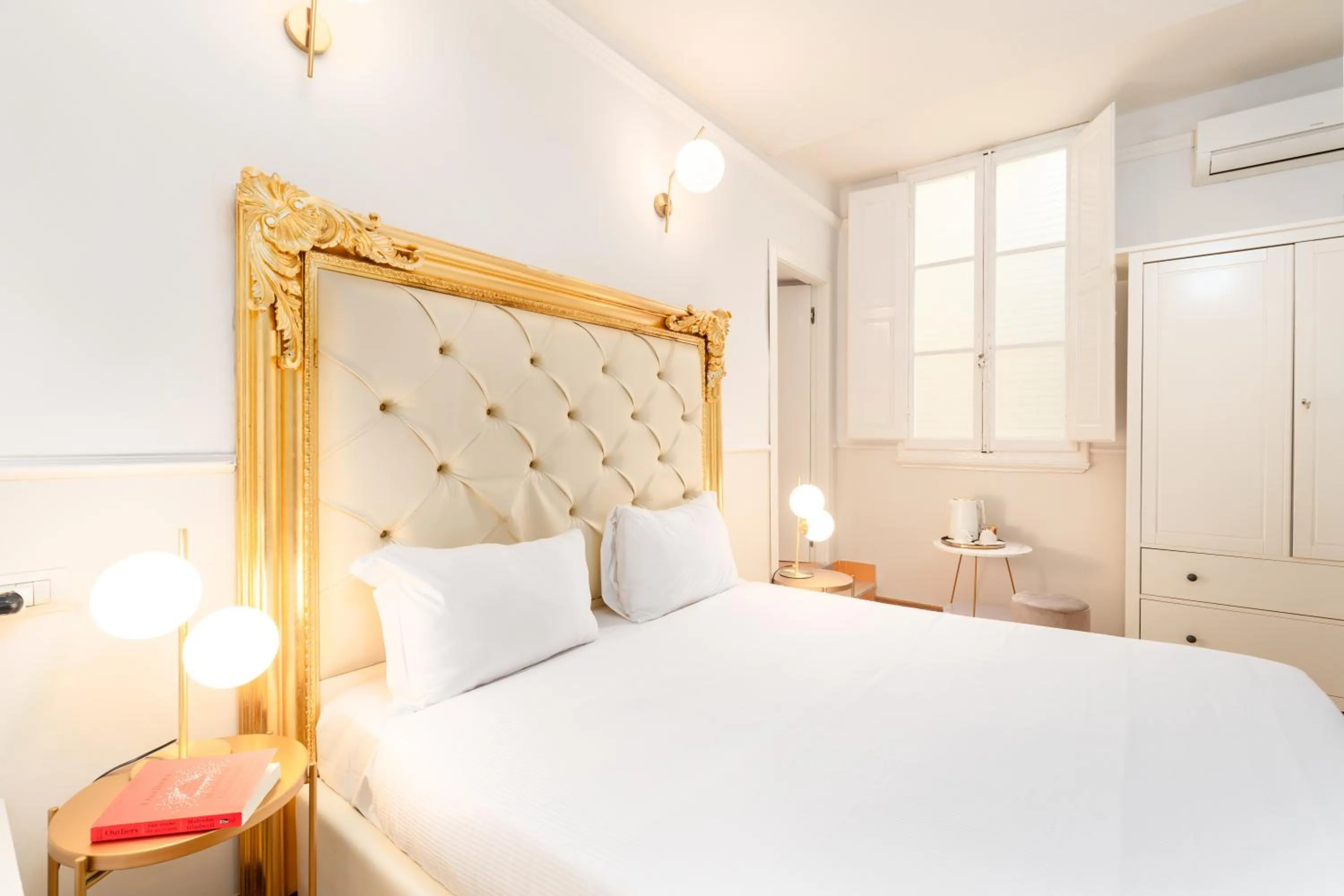 Bedroom, Bed in Residenza Conte di Cavour & Rooftop - dBe Hotels