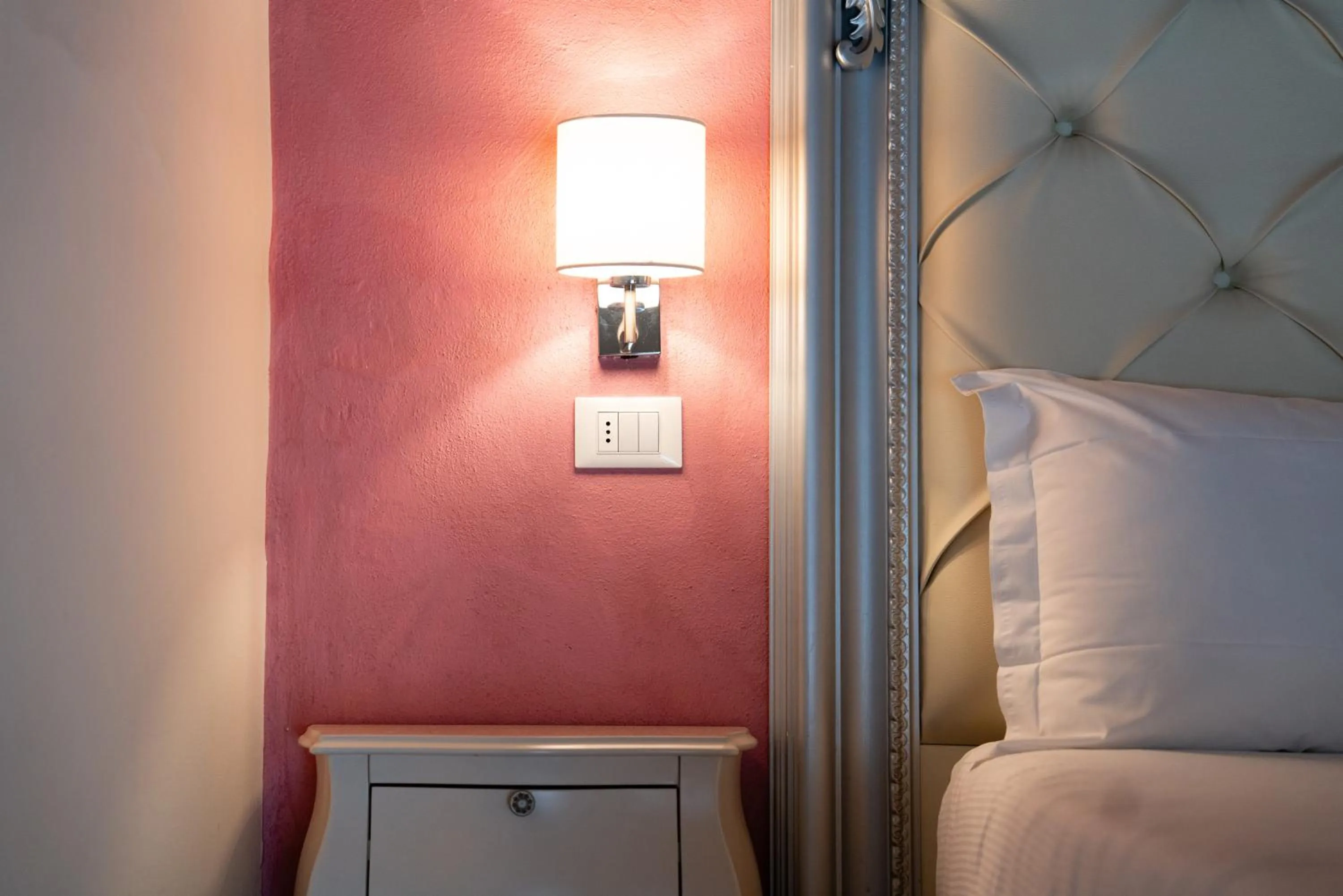 Decorative detail, Bed in Residenza Conte di Cavour & Rooftop - dBe Hotels