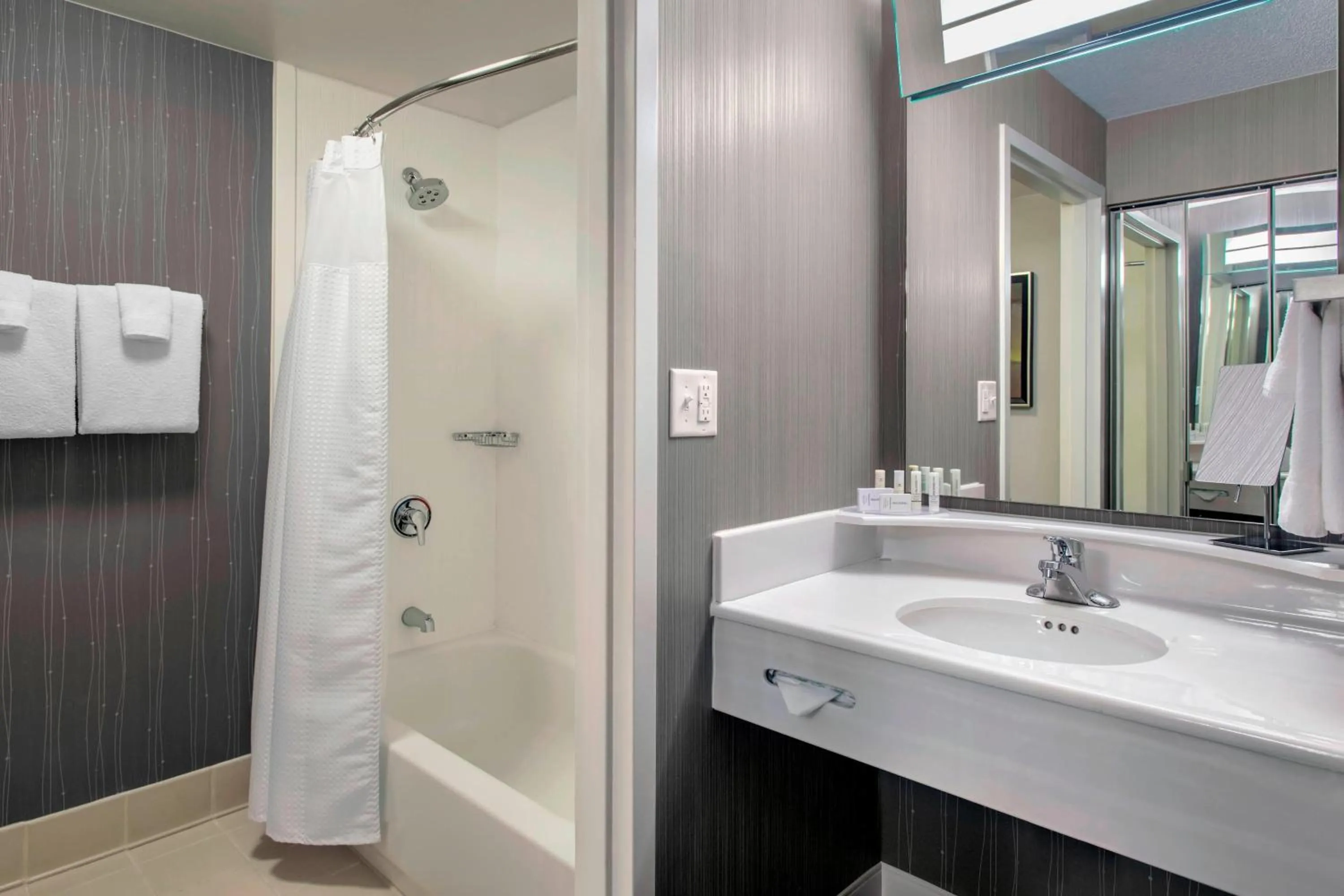 Bathroom in Courtyard by Marriott Basking Ridge