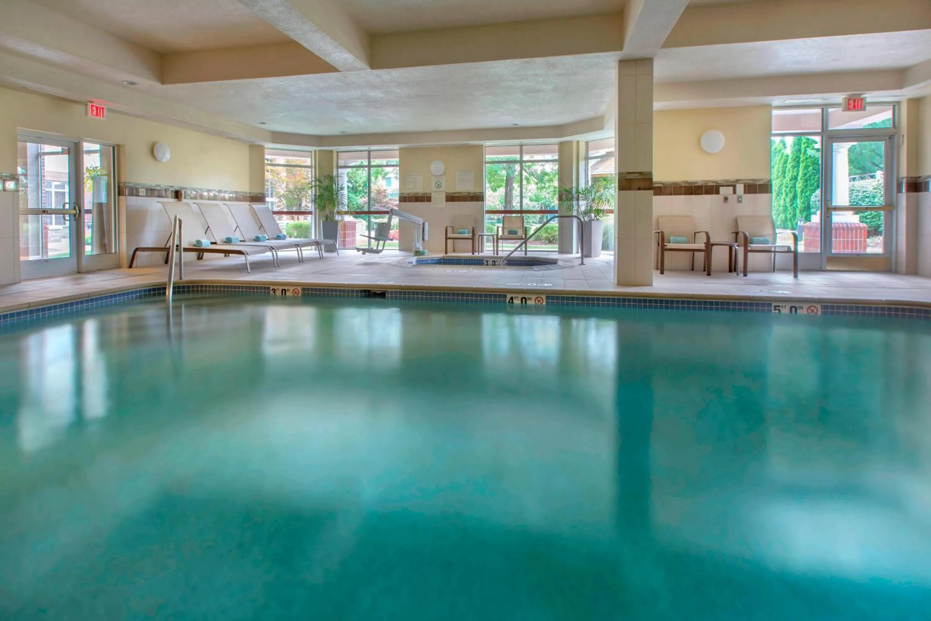Swimming pool in Courtyard by Marriott Basking Ridge
