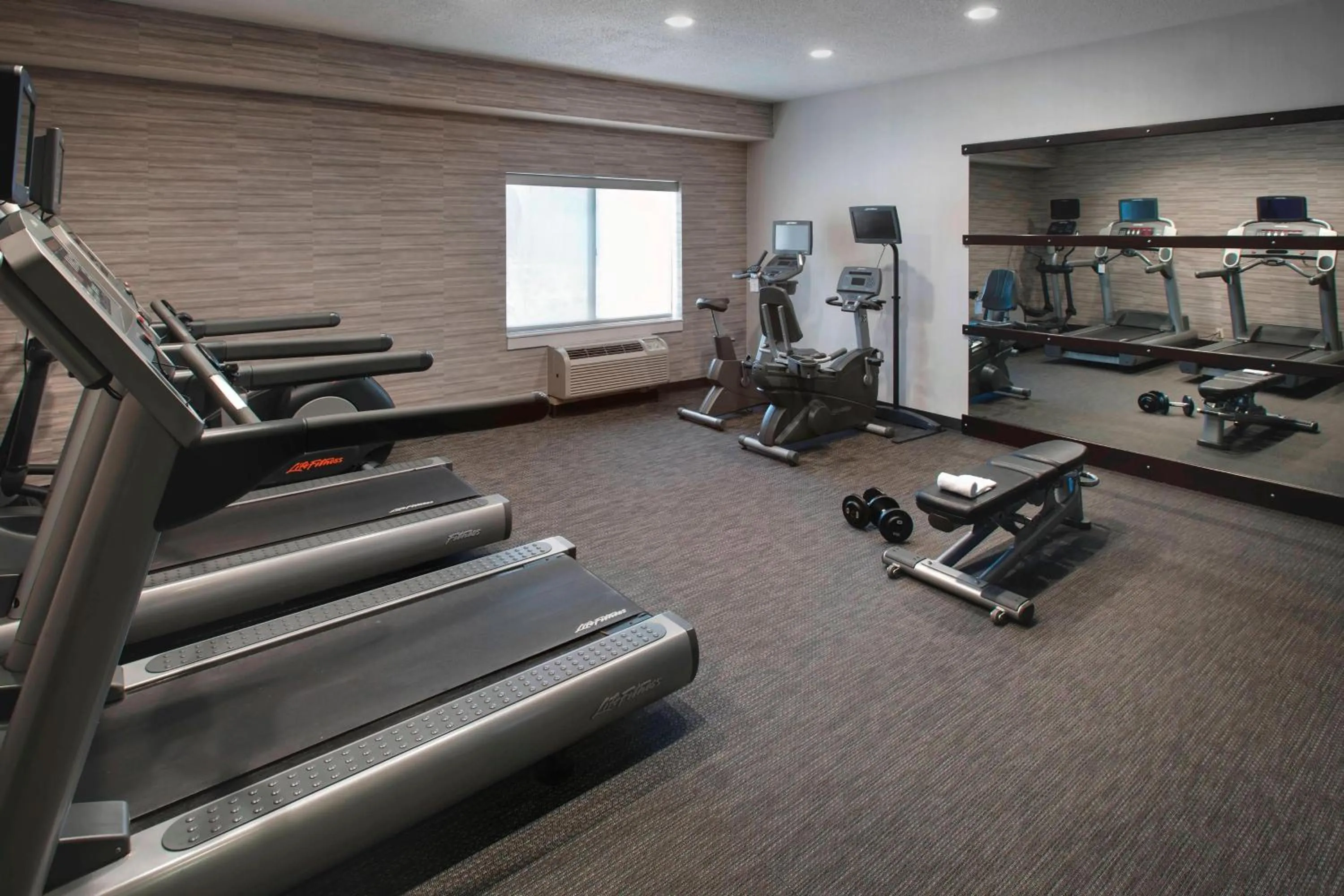 Fitness centre/facilities in Courtyard by Marriott Lebanon