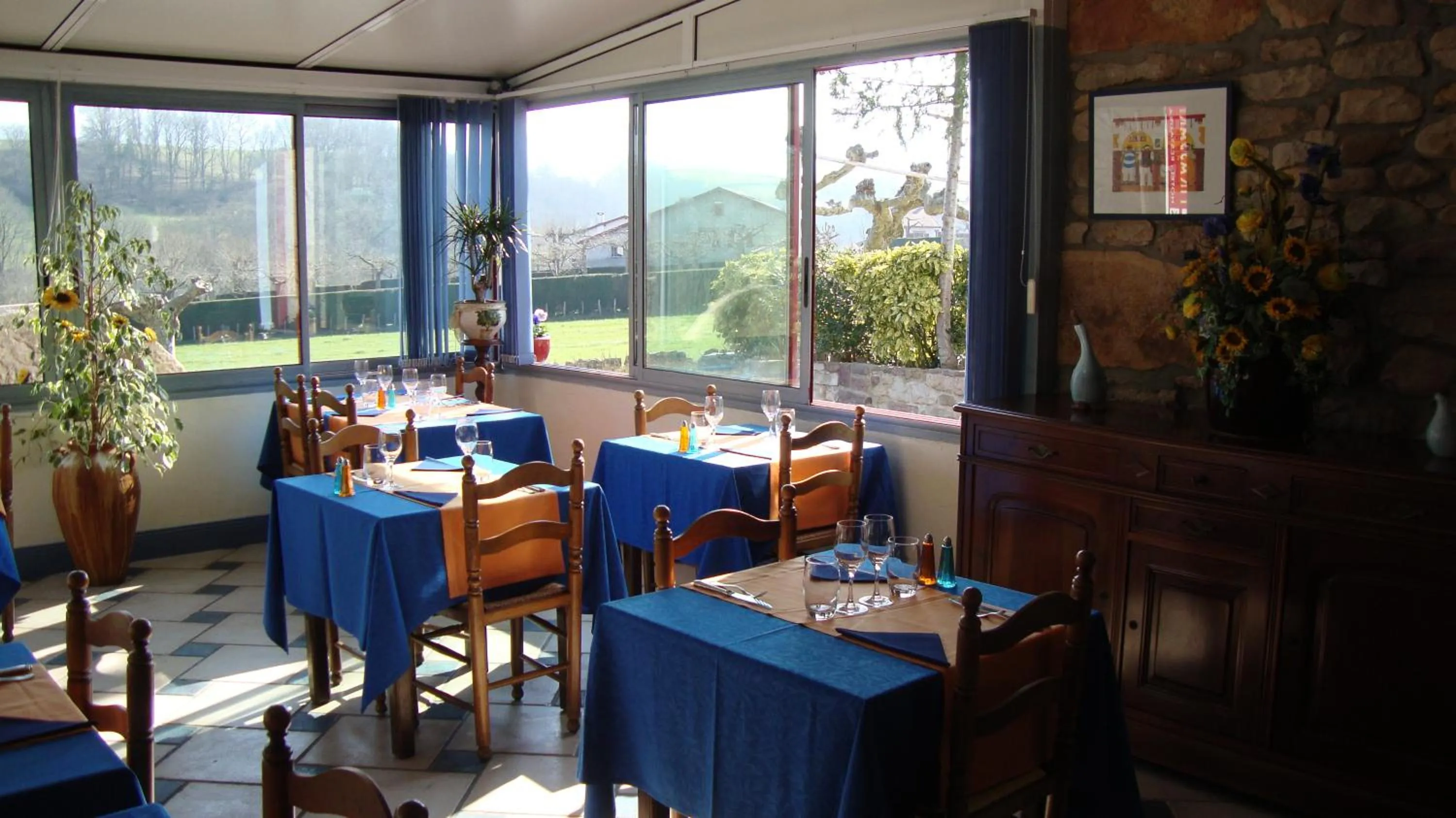 Restaurant/places to eat in Hotel Pikassaria