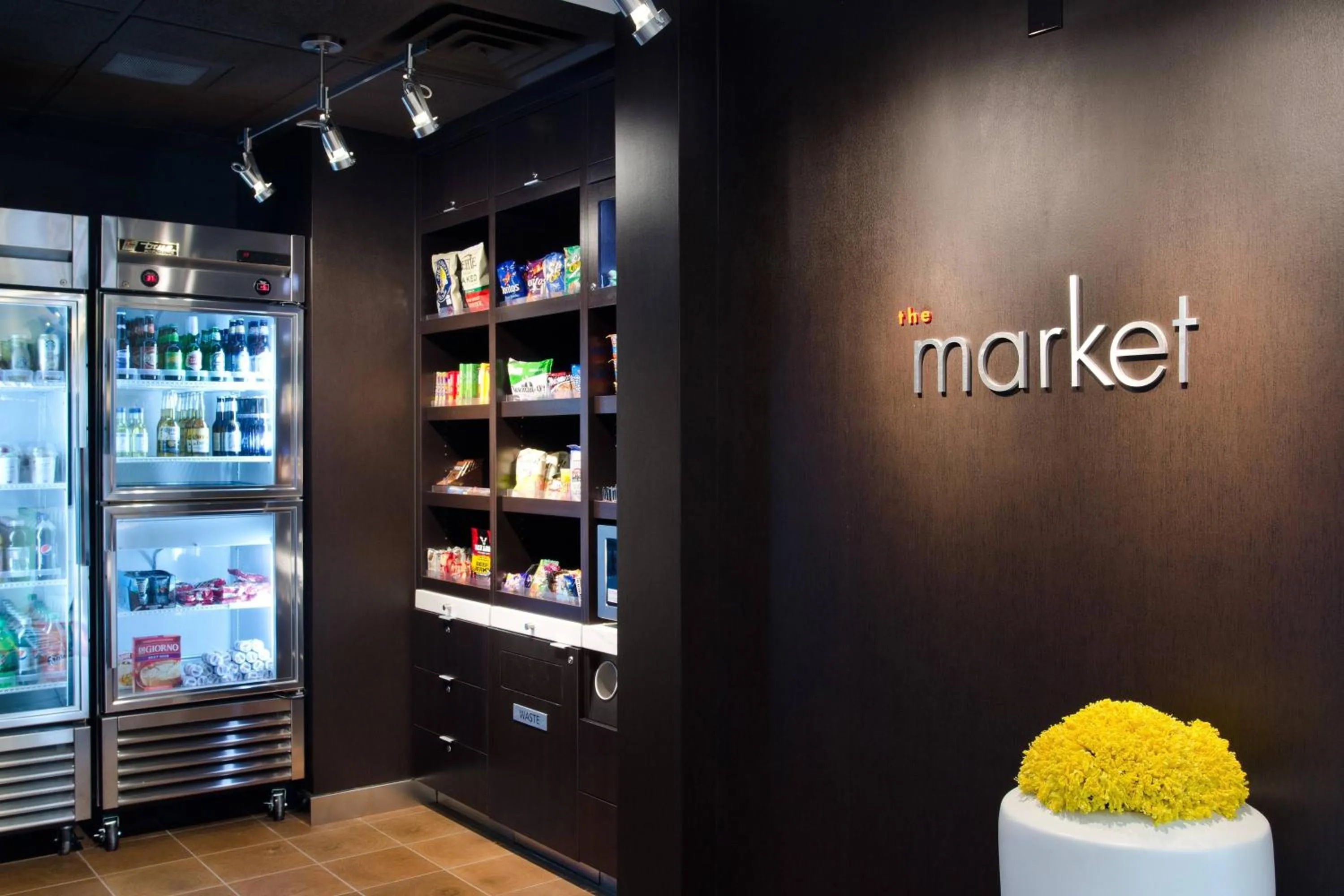 Restaurant/places to eat in Courtyard St. Louis Westport Plaza