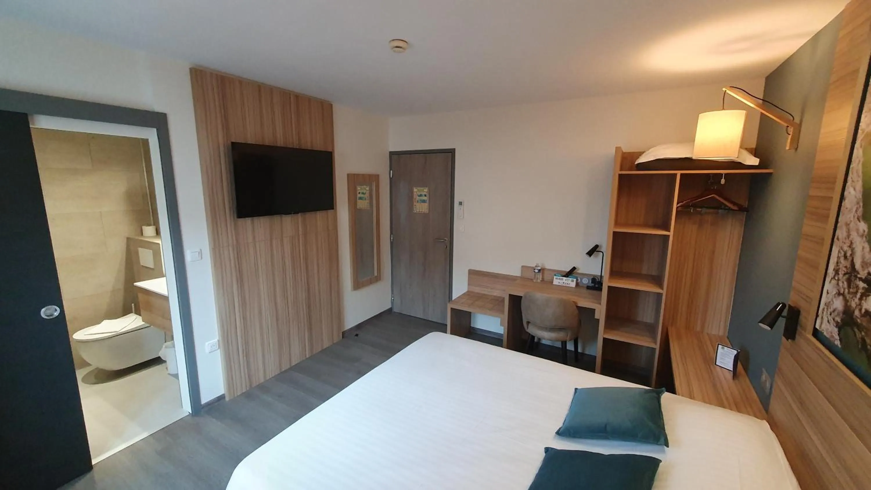 Bed in Logis Hôtel - Les Pasteliers