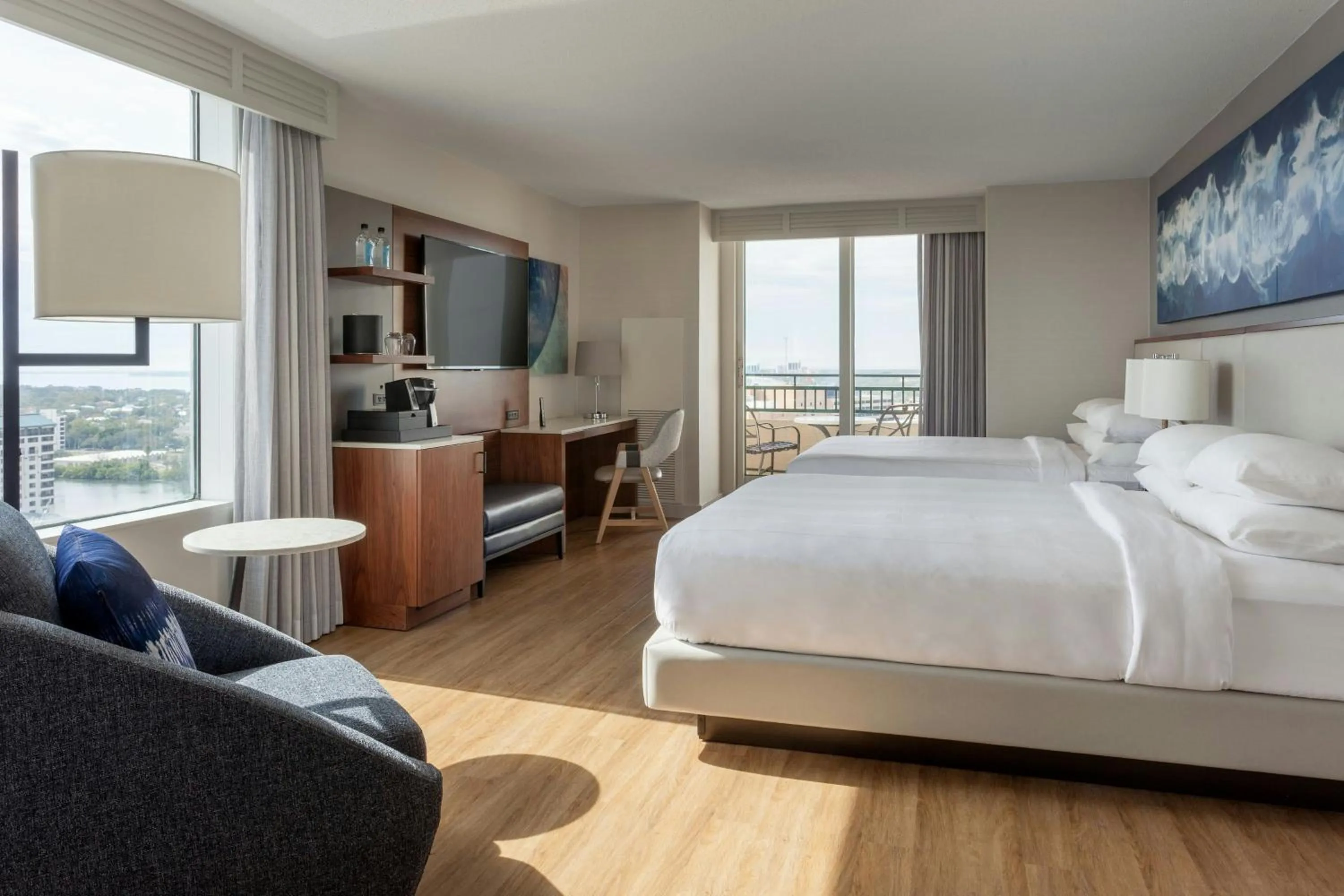 Photo of the whole room, Bed in Tampa Marriott Water Street