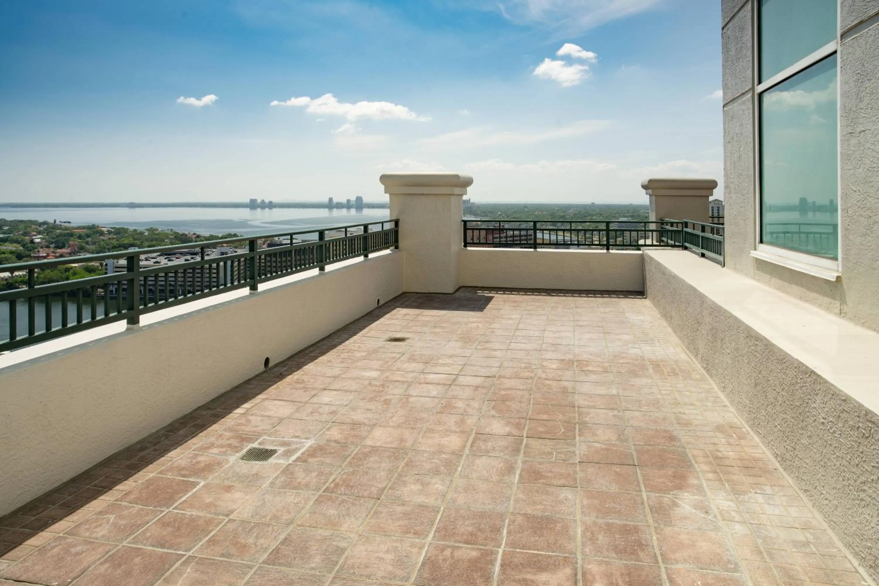 Photo of the whole room in Tampa Marriott Water Street