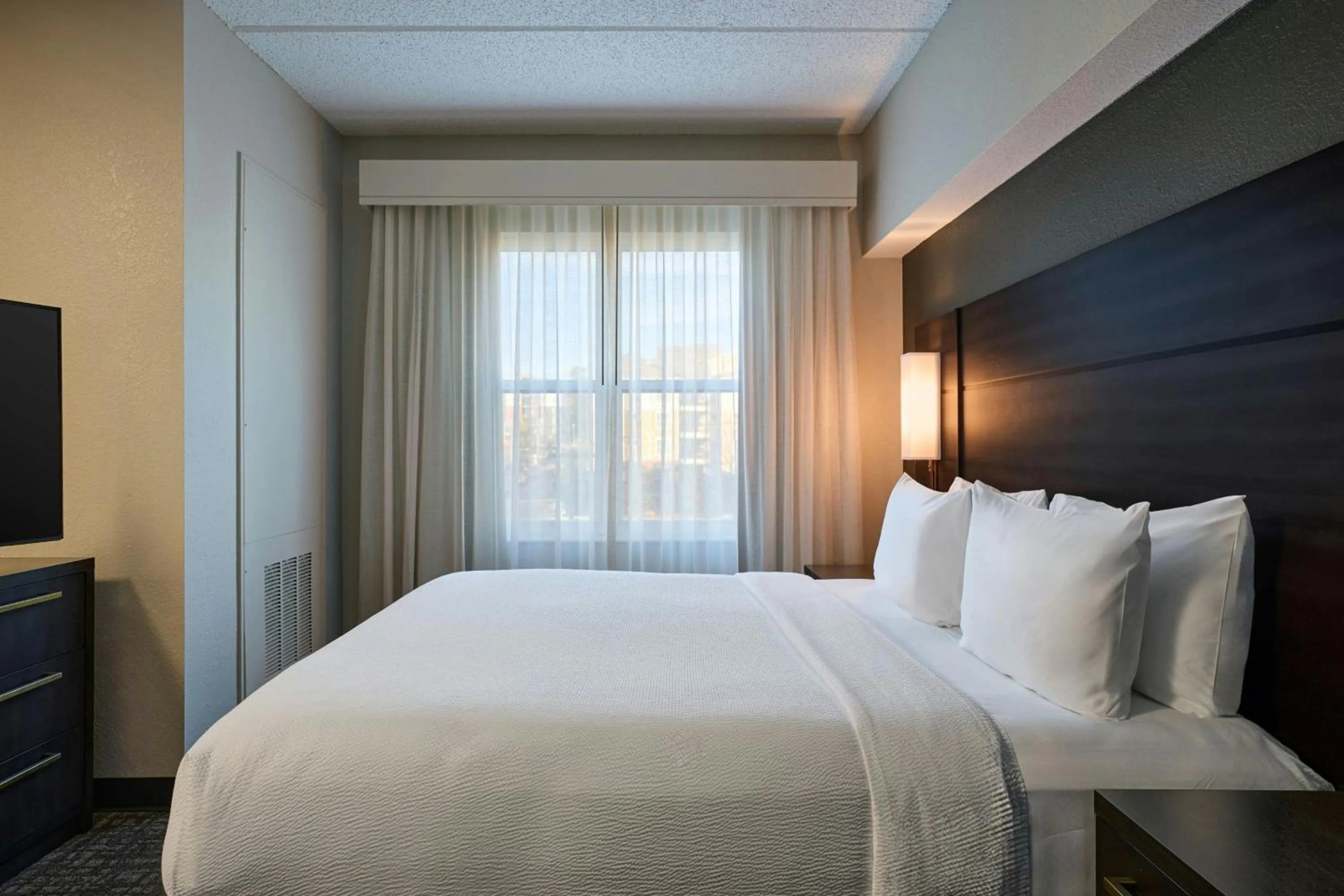 Photo of the whole room, Bed in Residence Inn by Marriott Tallahassee Universities at the Capitol