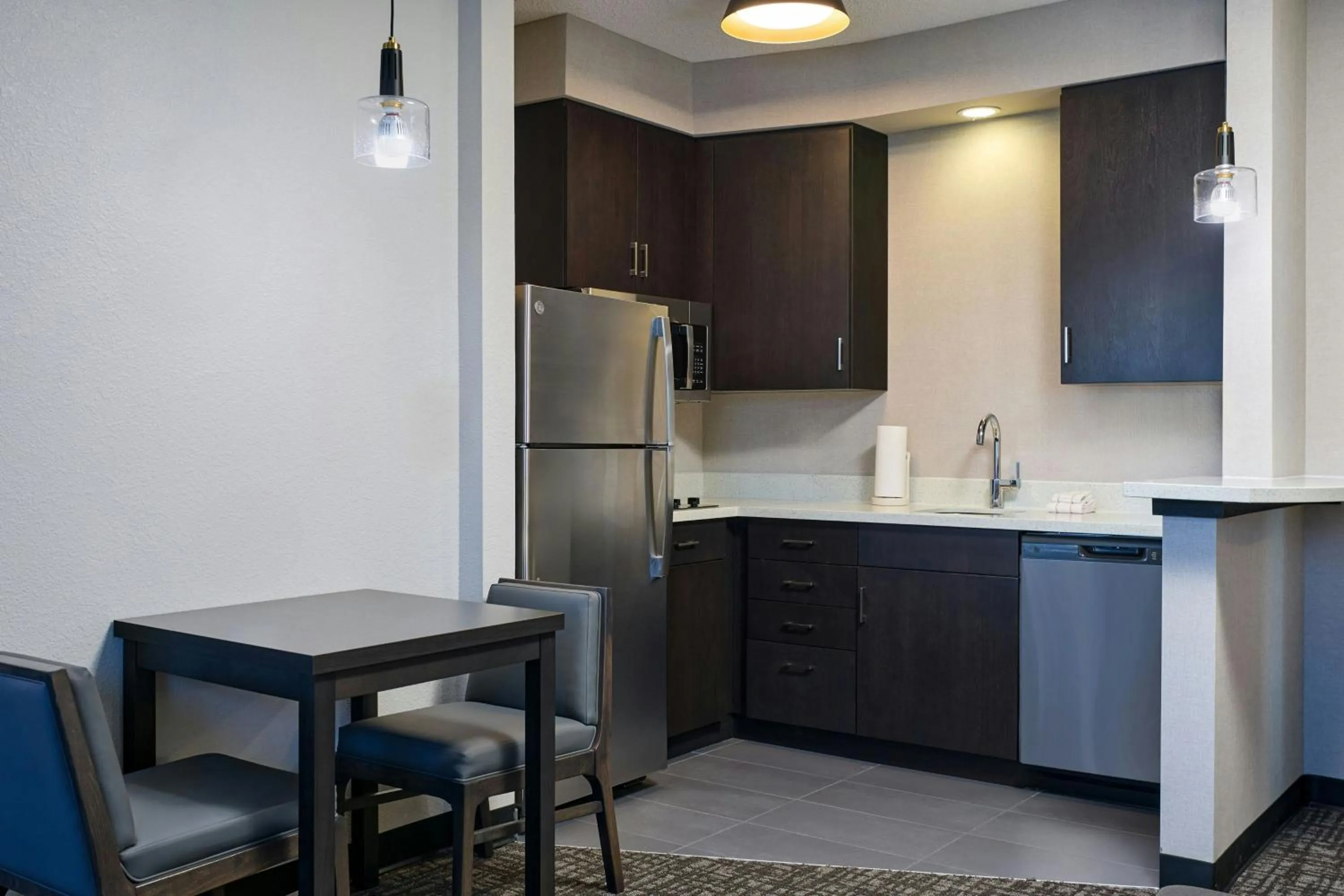 Kitchen or kitchenette in Residence Inn by Marriott Tallahassee Universities at the Capitol