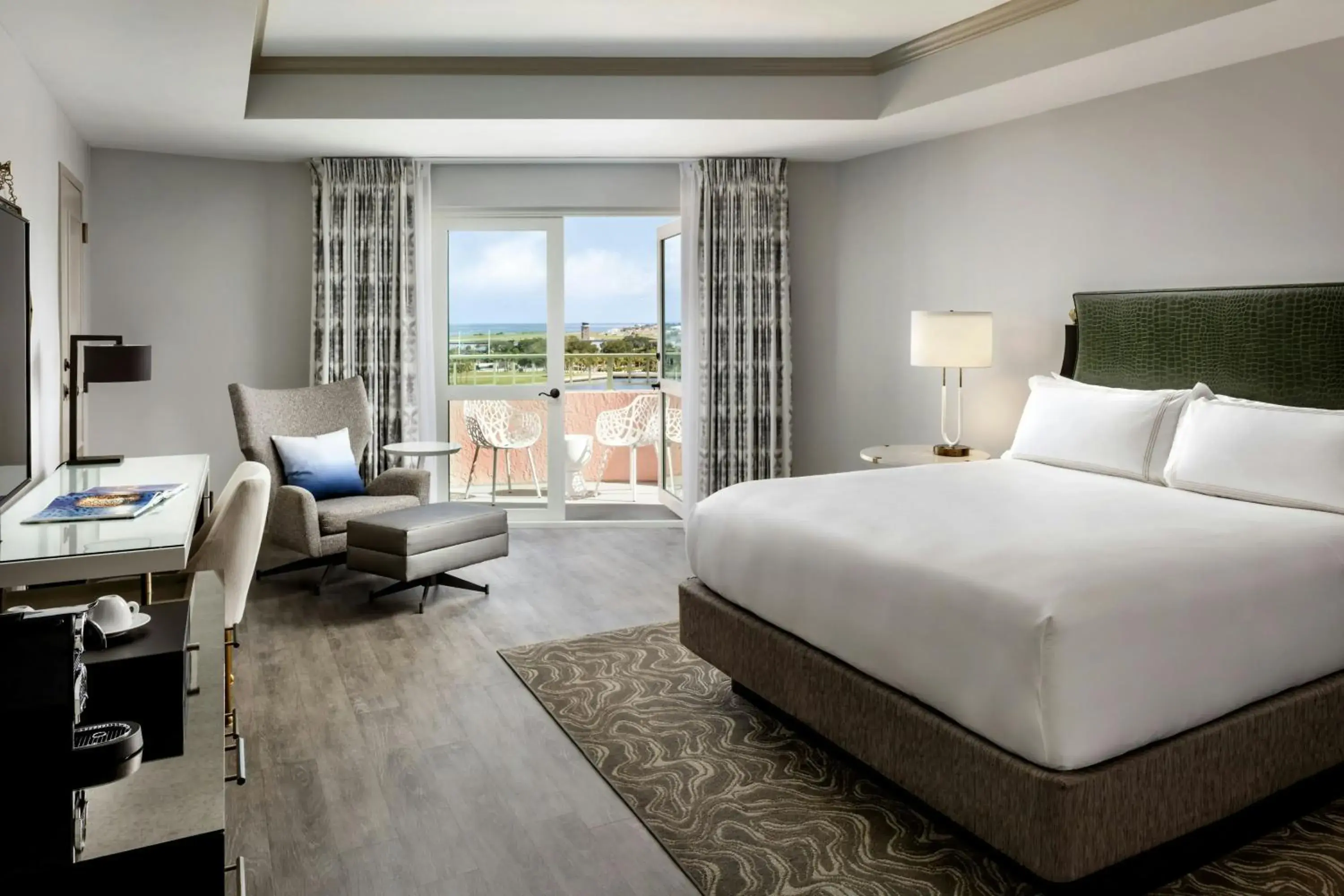 Premium One King Room, Baloncy, Upper Floor, with Bay View - Tower in The Vinoy Resort & Golf Club, Autograph Collection Premium One King Room, Baloncy, Upper Floor, with Bay View - Tower in The Vinoy Resort & Golf Club, Autograph Collection