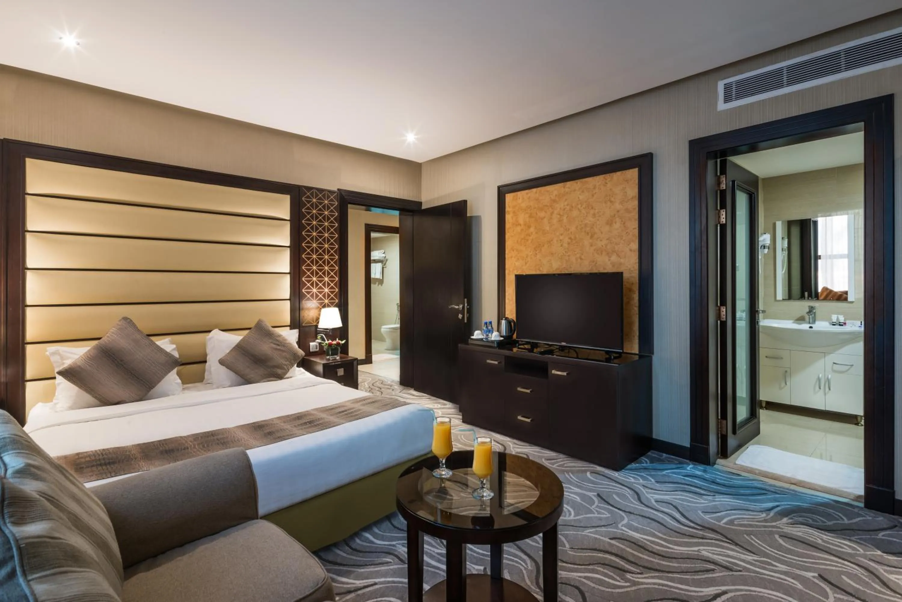 Photo of the whole room, Bed in Naviti Warwick Al Khobar