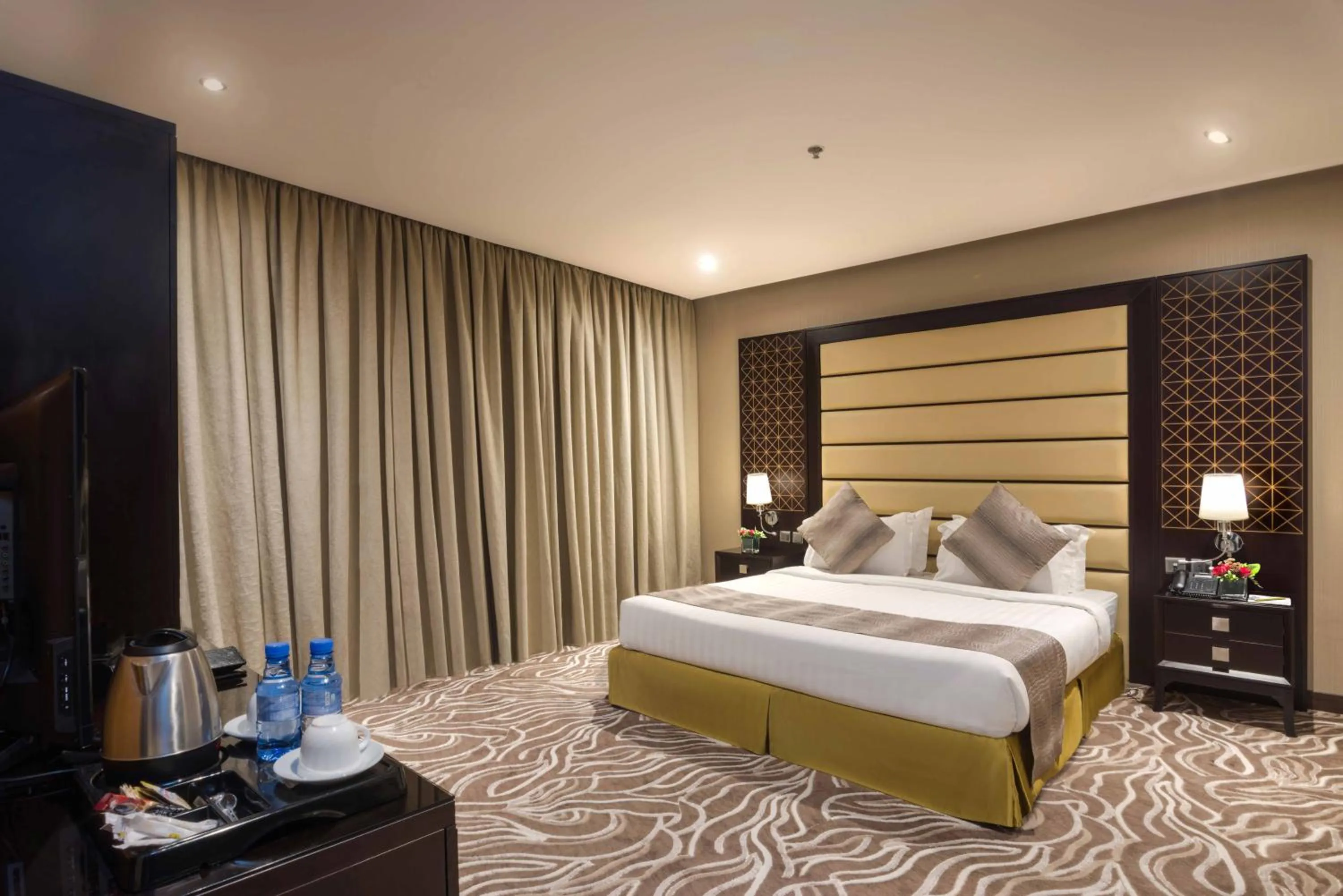 Coffee/tea facilities, Bed in Naviti Warwick Al Khobar