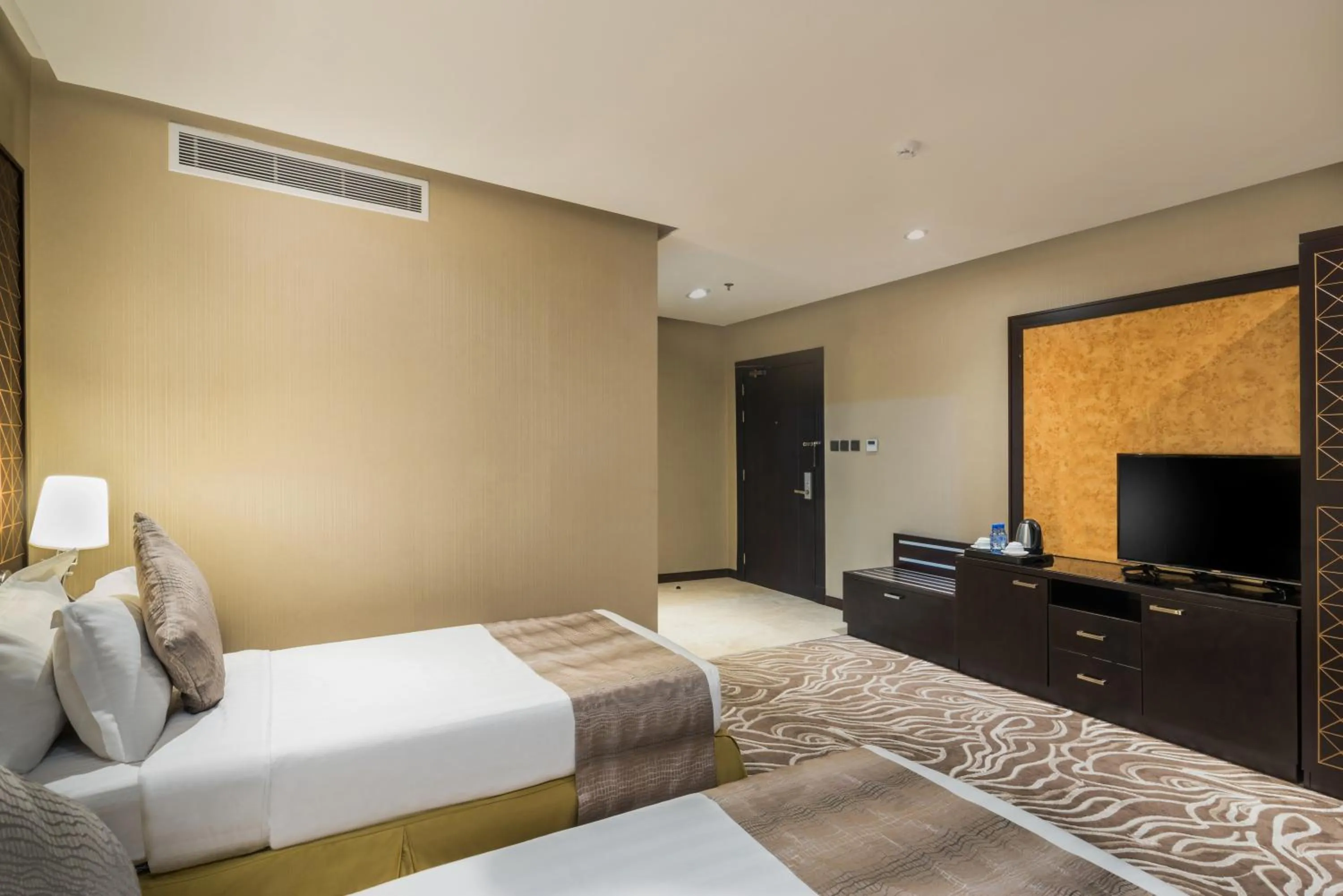 Photo of the whole room, Bed in Naviti Warwick Al Khobar