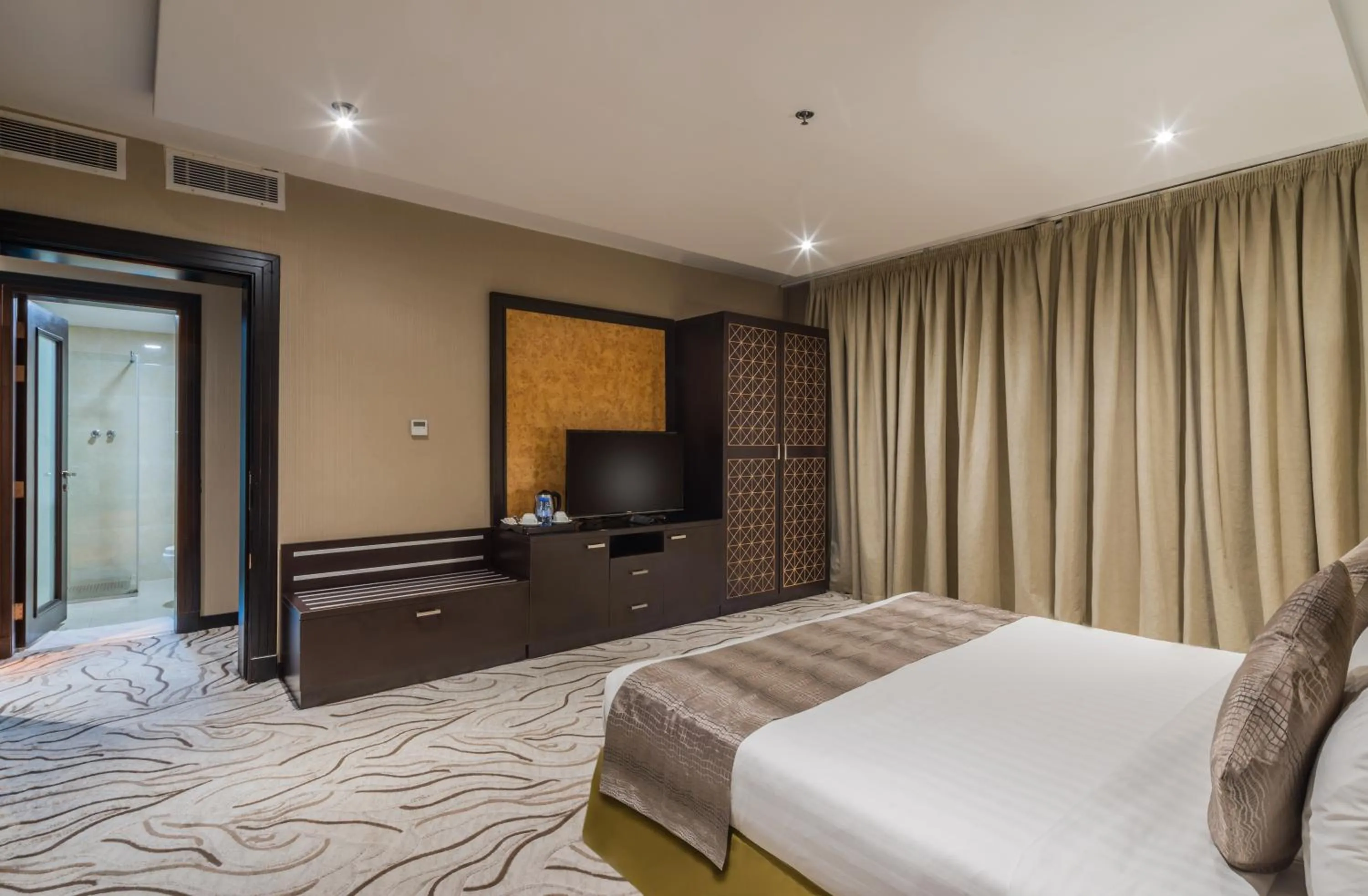 Photo of the whole room, Bed in Naviti Warwick Al Khobar