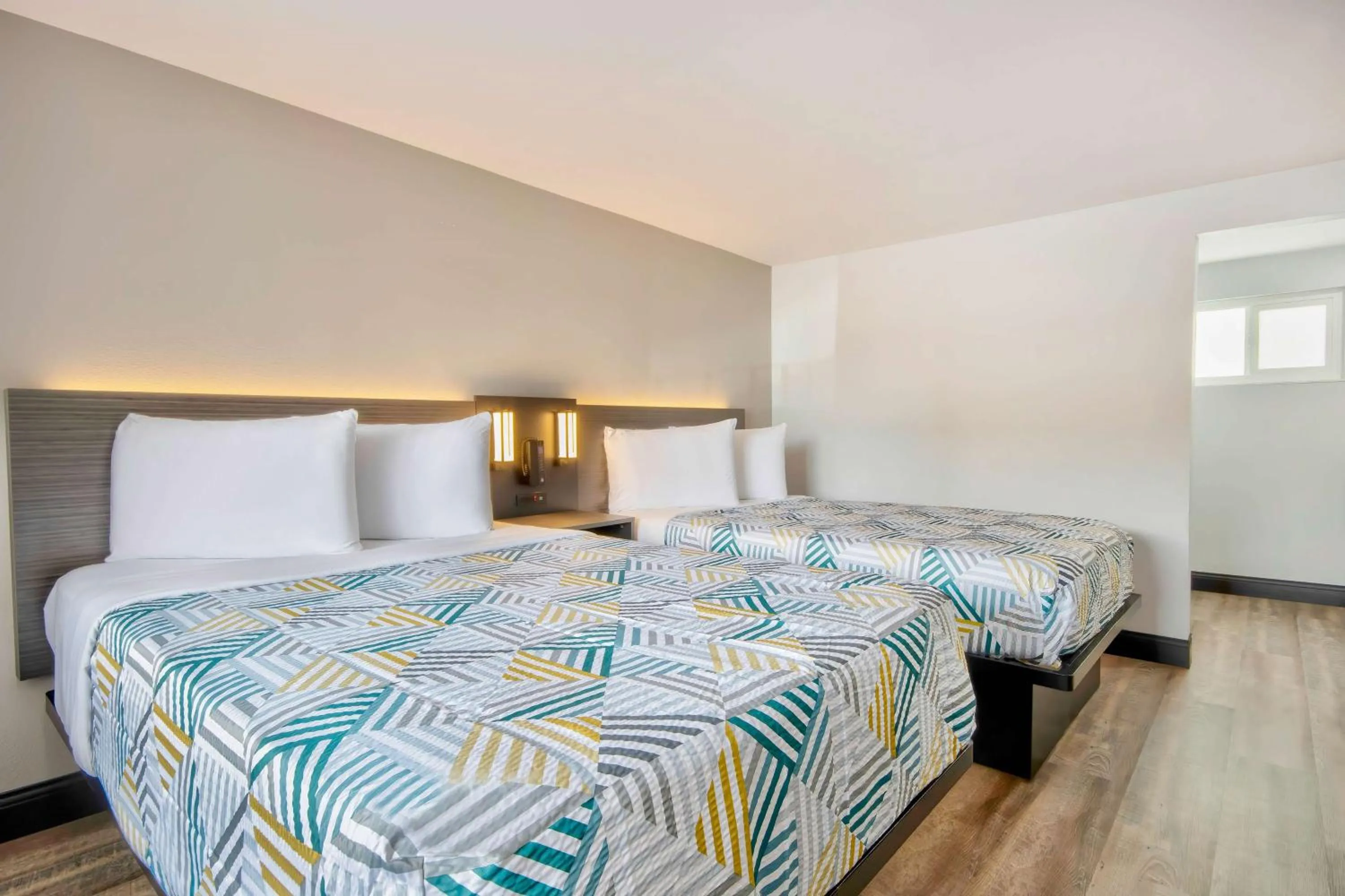 Bedroom, Bed in Studio 6 Eureka CA Old Town