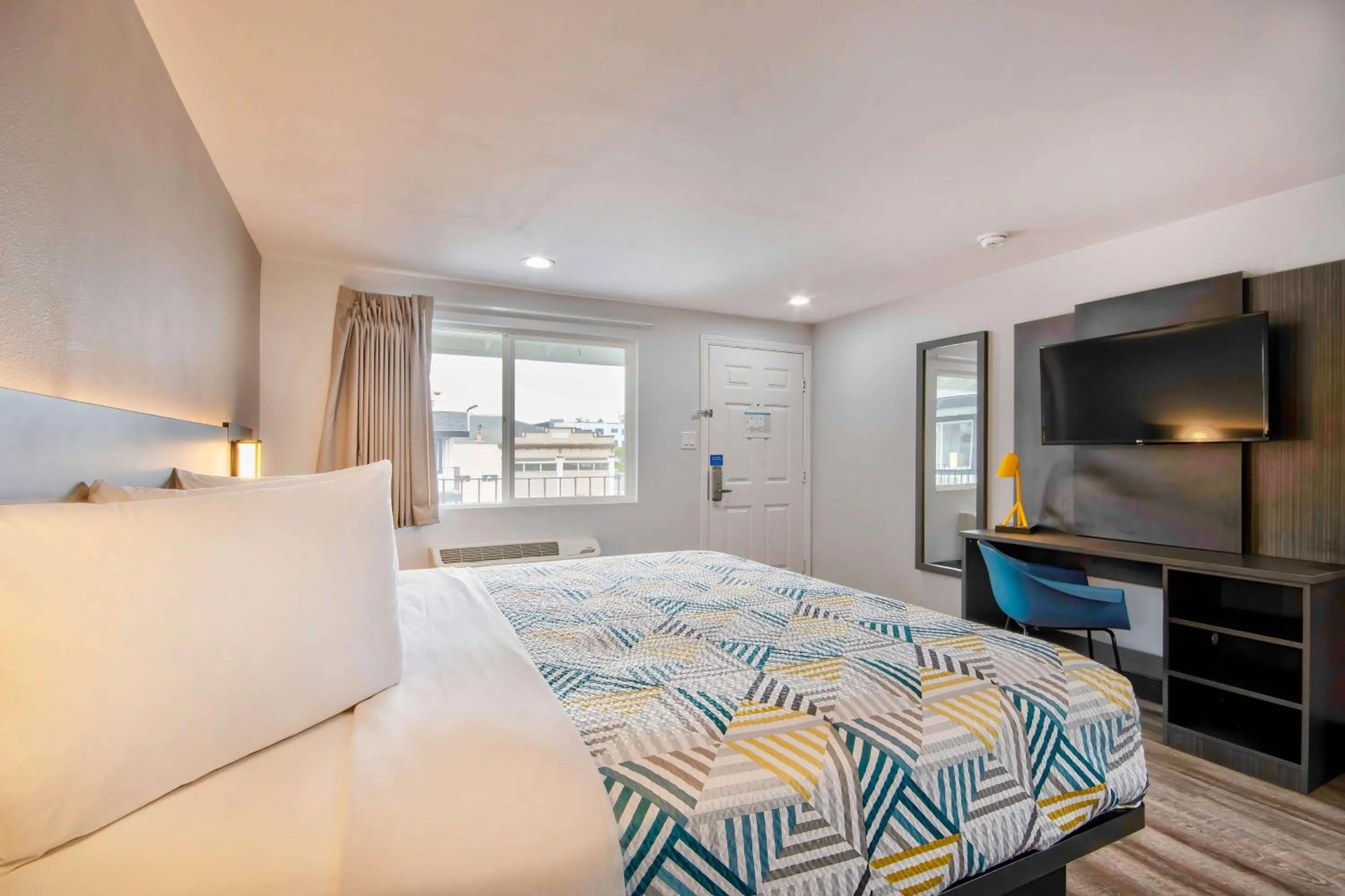 Bedroom, Bed in Studio 6 Eureka CA Old Town