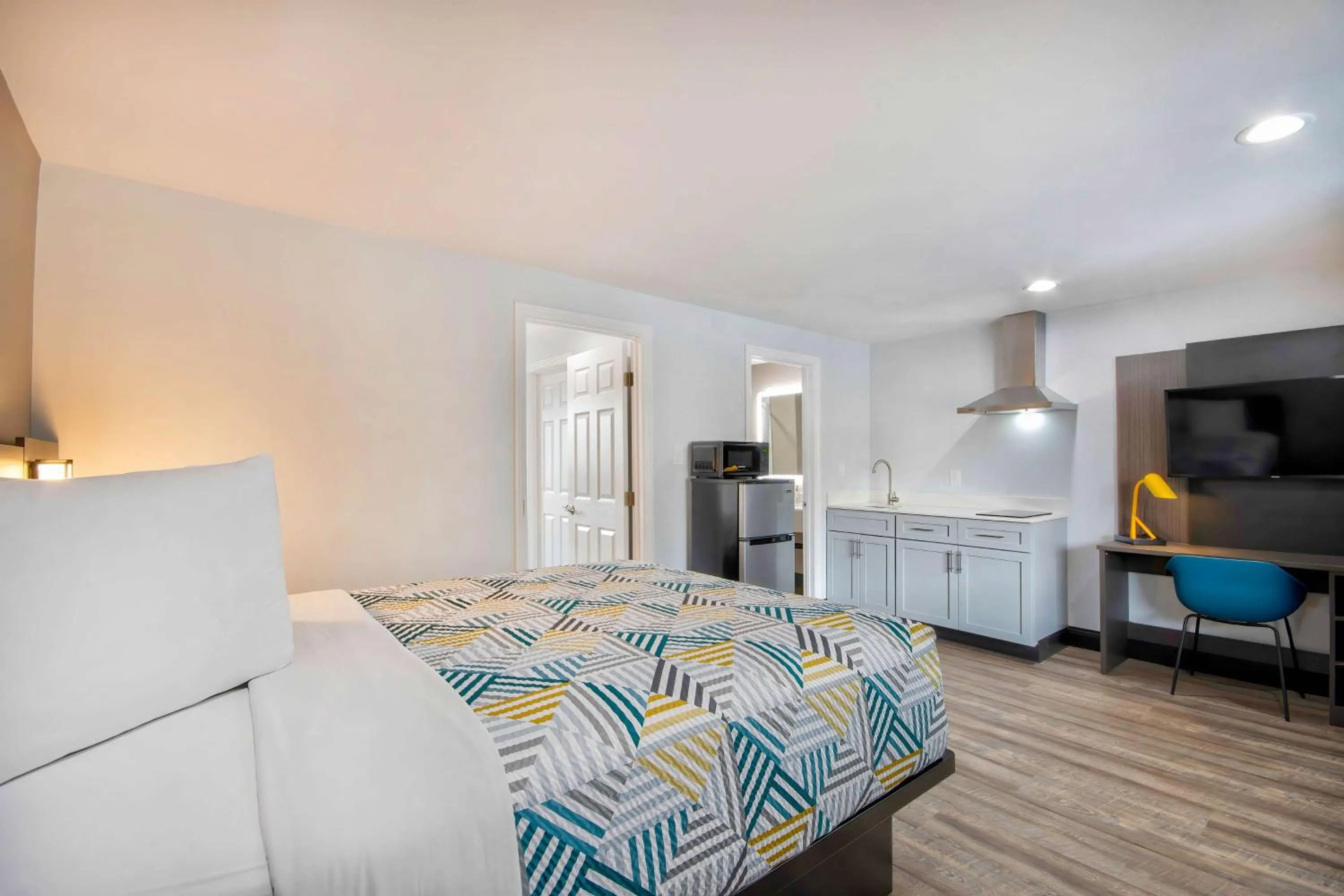 Photo of the whole room, Bed in Studio 6 Eureka CA Old Town