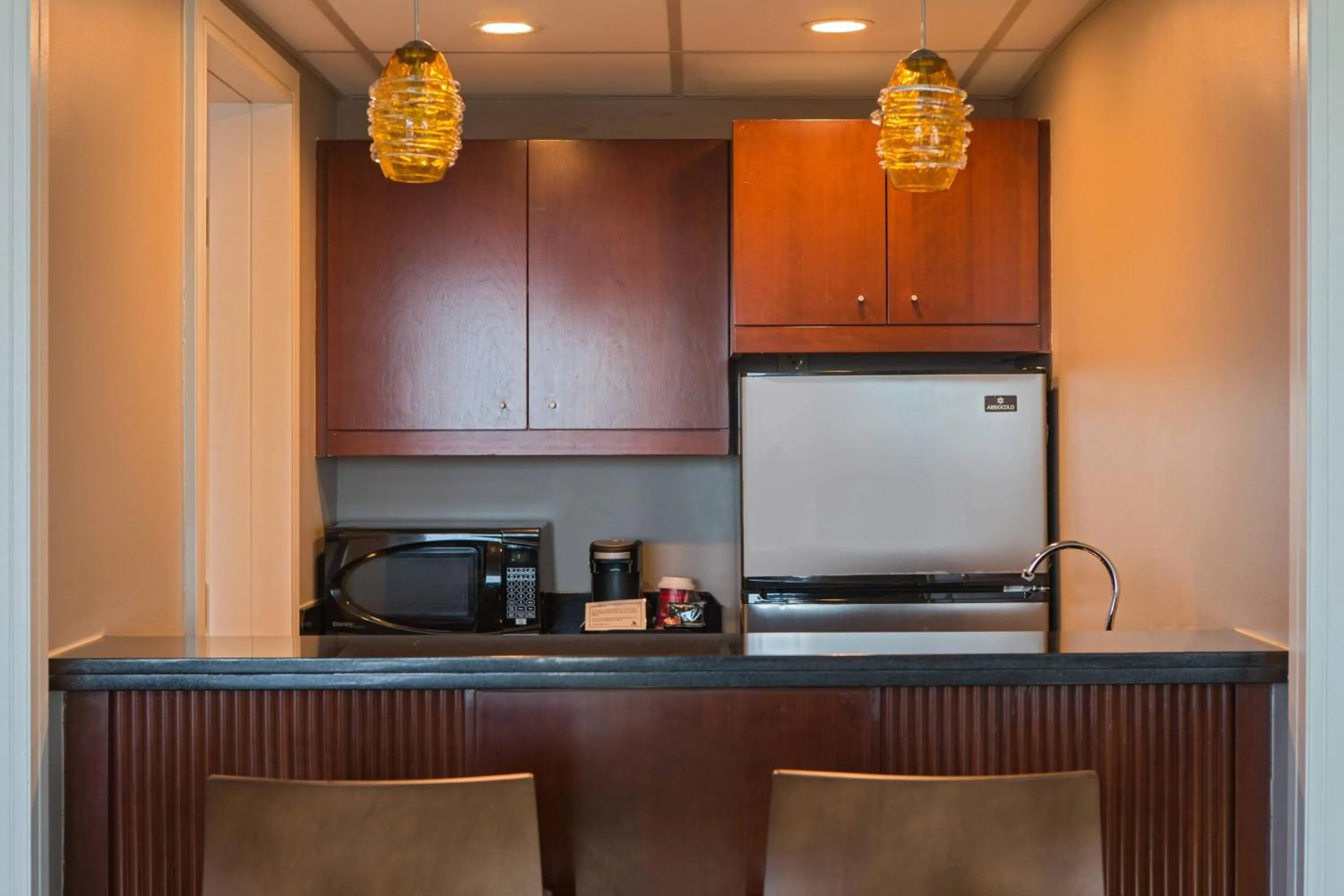 Kitchen or kitchenette in Falls Church Marriott Fairview Park