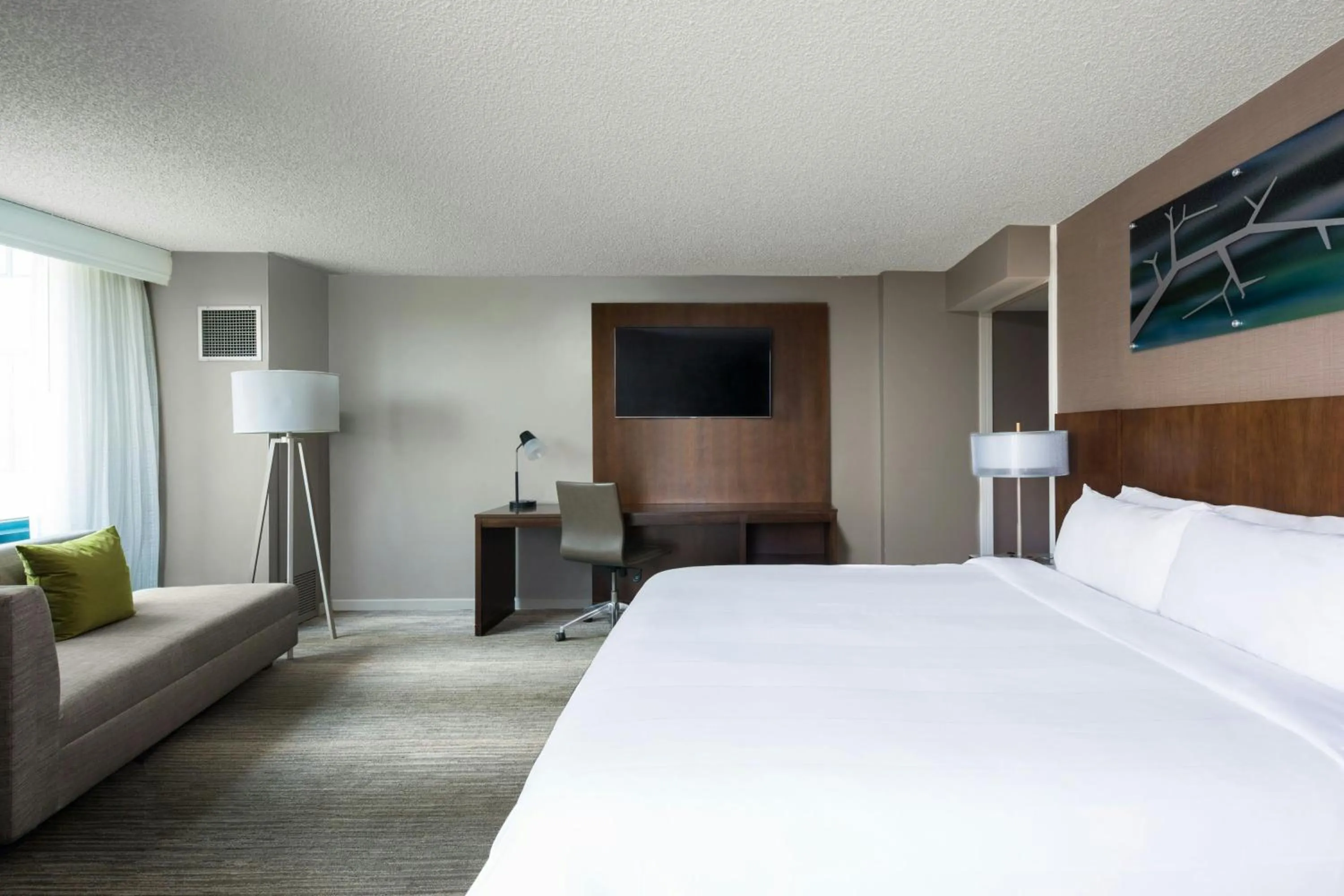 Photo of the whole room, Bed in Falls Church Marriott Fairview Park