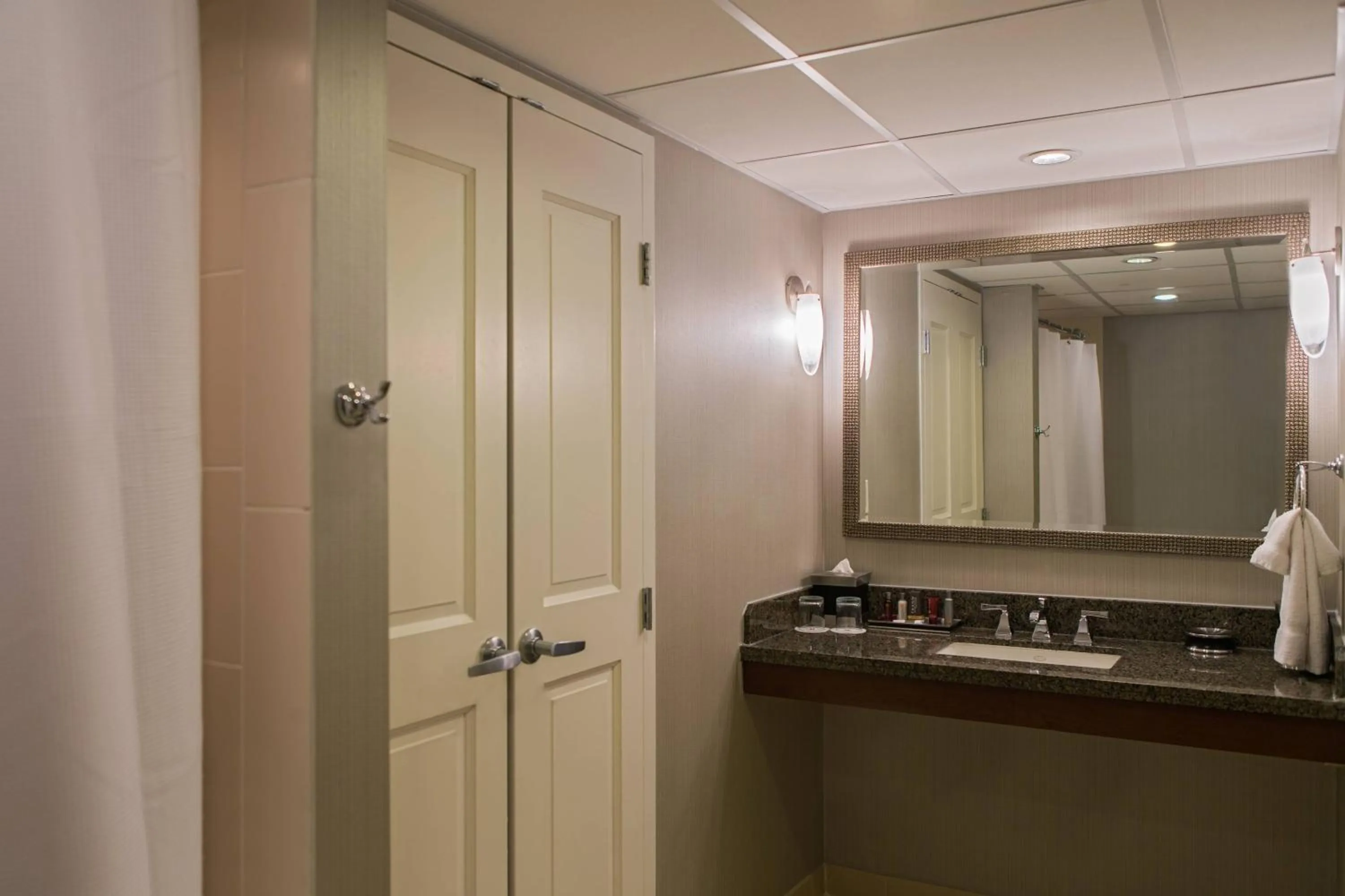 Bathroom in Falls Church Marriott Fairview Park