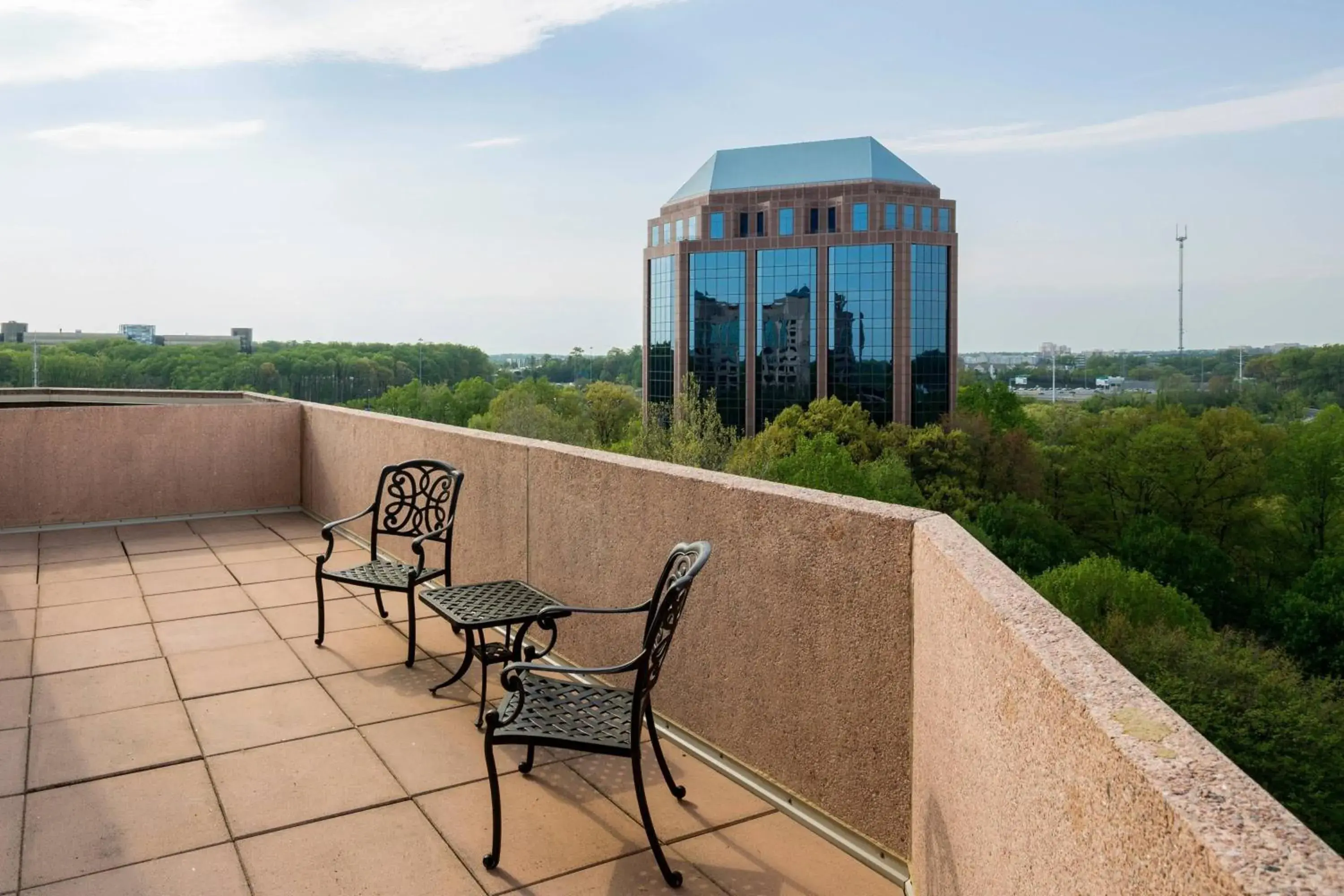 Superior Corner King Room with Balcony - High Floor in Falls Church Marriott Fairview Park Superior Corner King Room with Balcony - High Floor in Falls Church Marriott Fairview Park