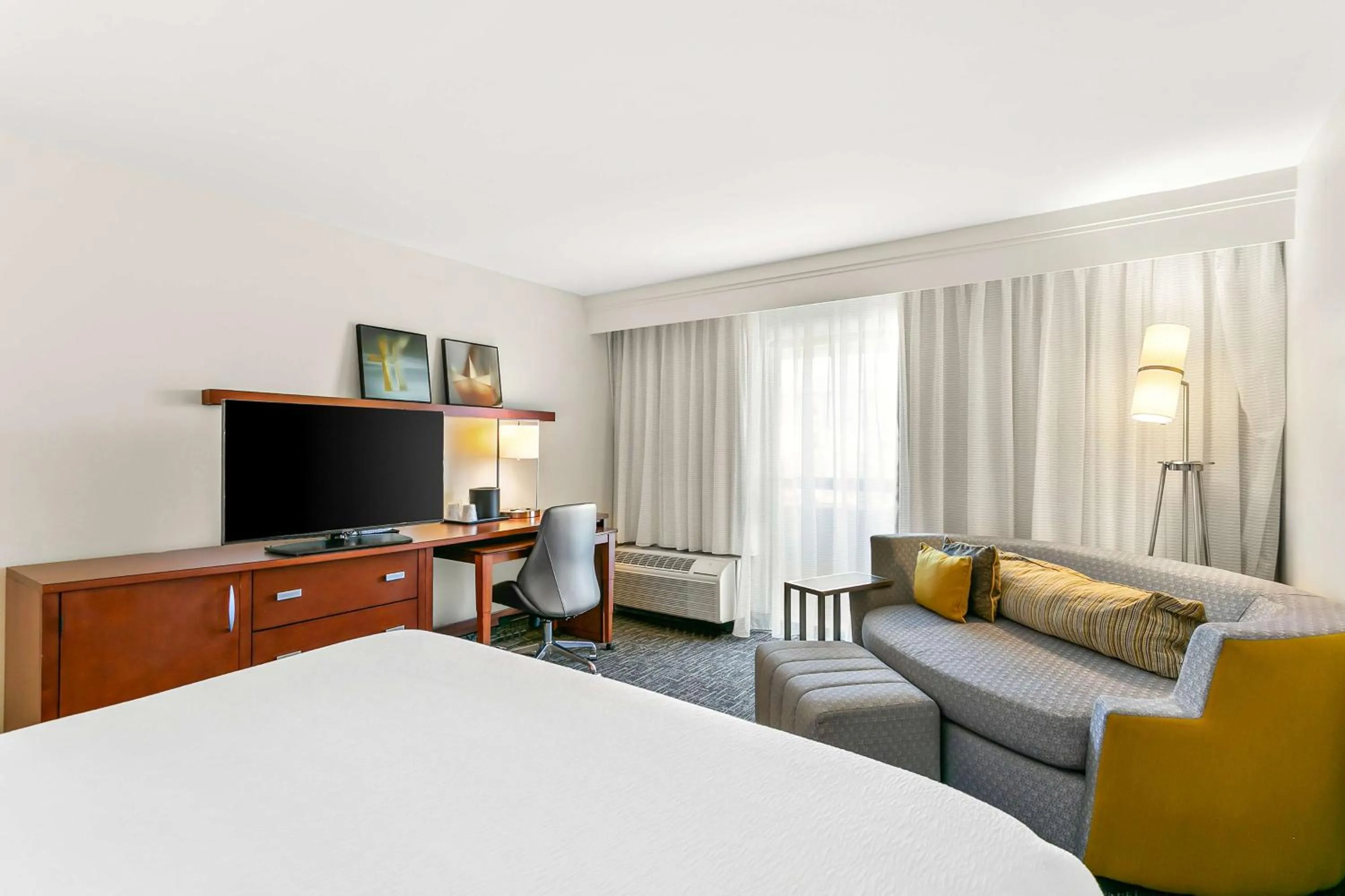 Bedroom, Bed in Sonesta Select Greenbelt College Park