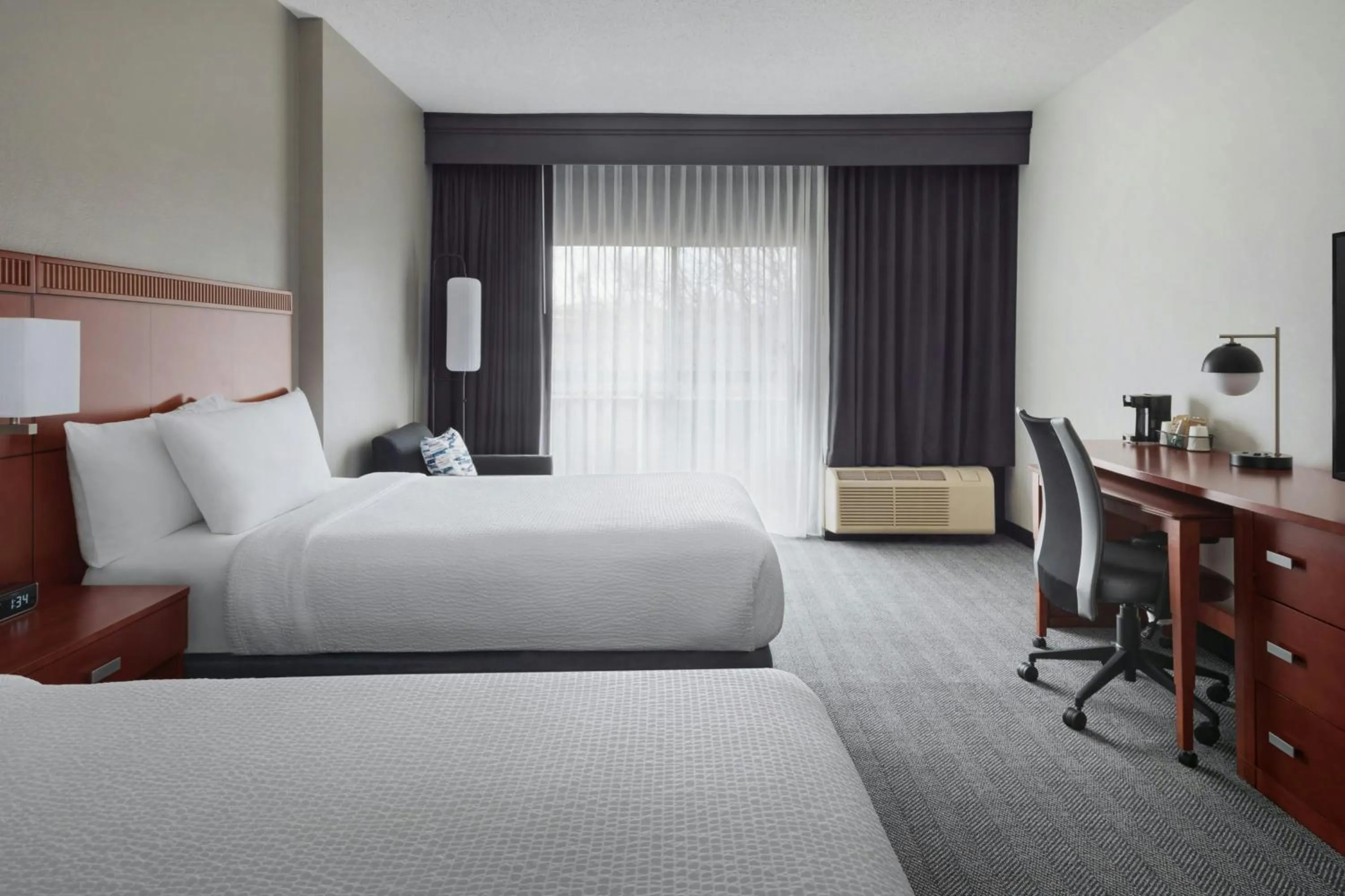 Photo of the whole room, Bed in Courtyard by Marriott New Carrollton Landover