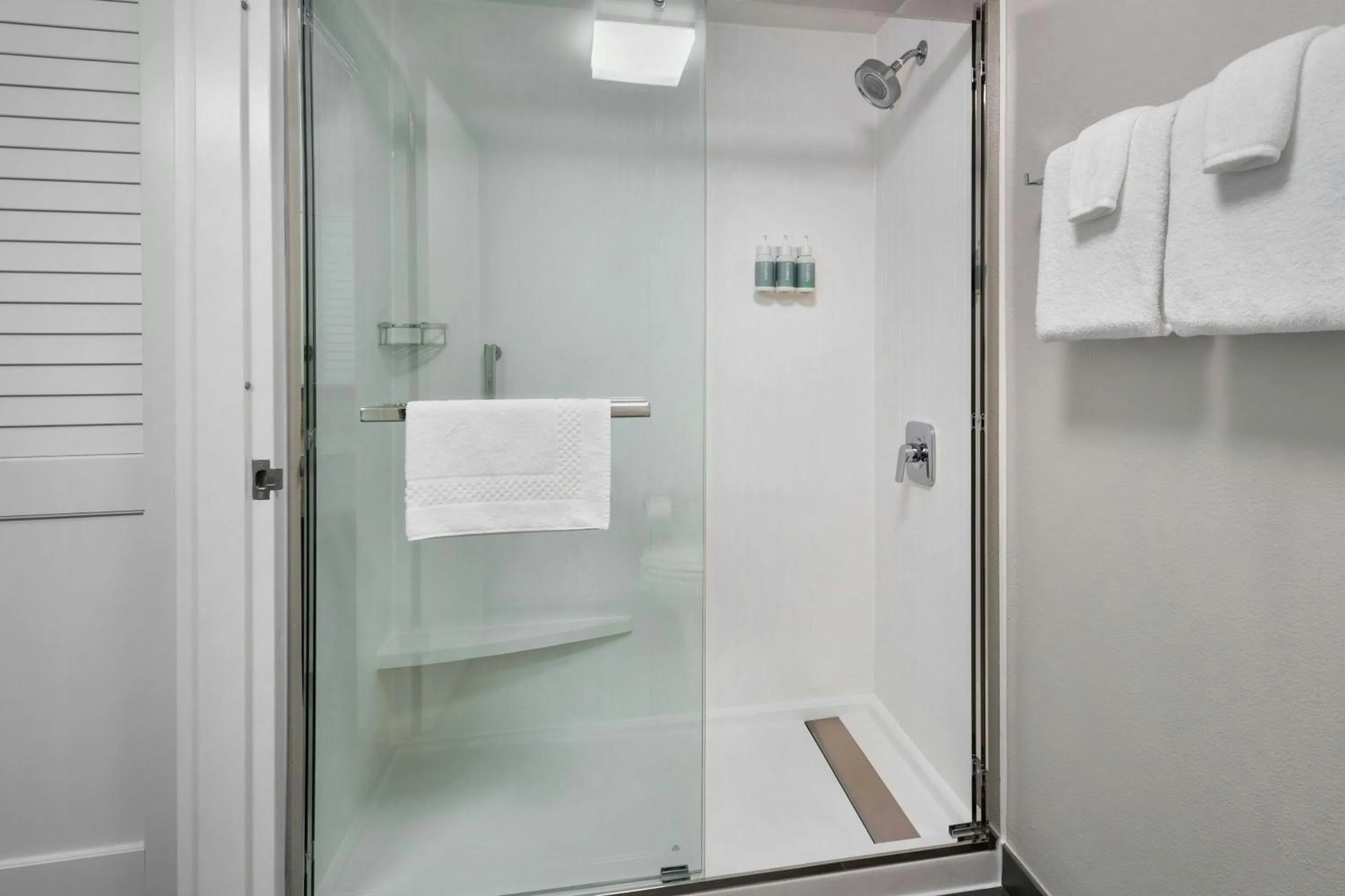 Bathroom in Courtyard by Marriott New Carrollton Landover