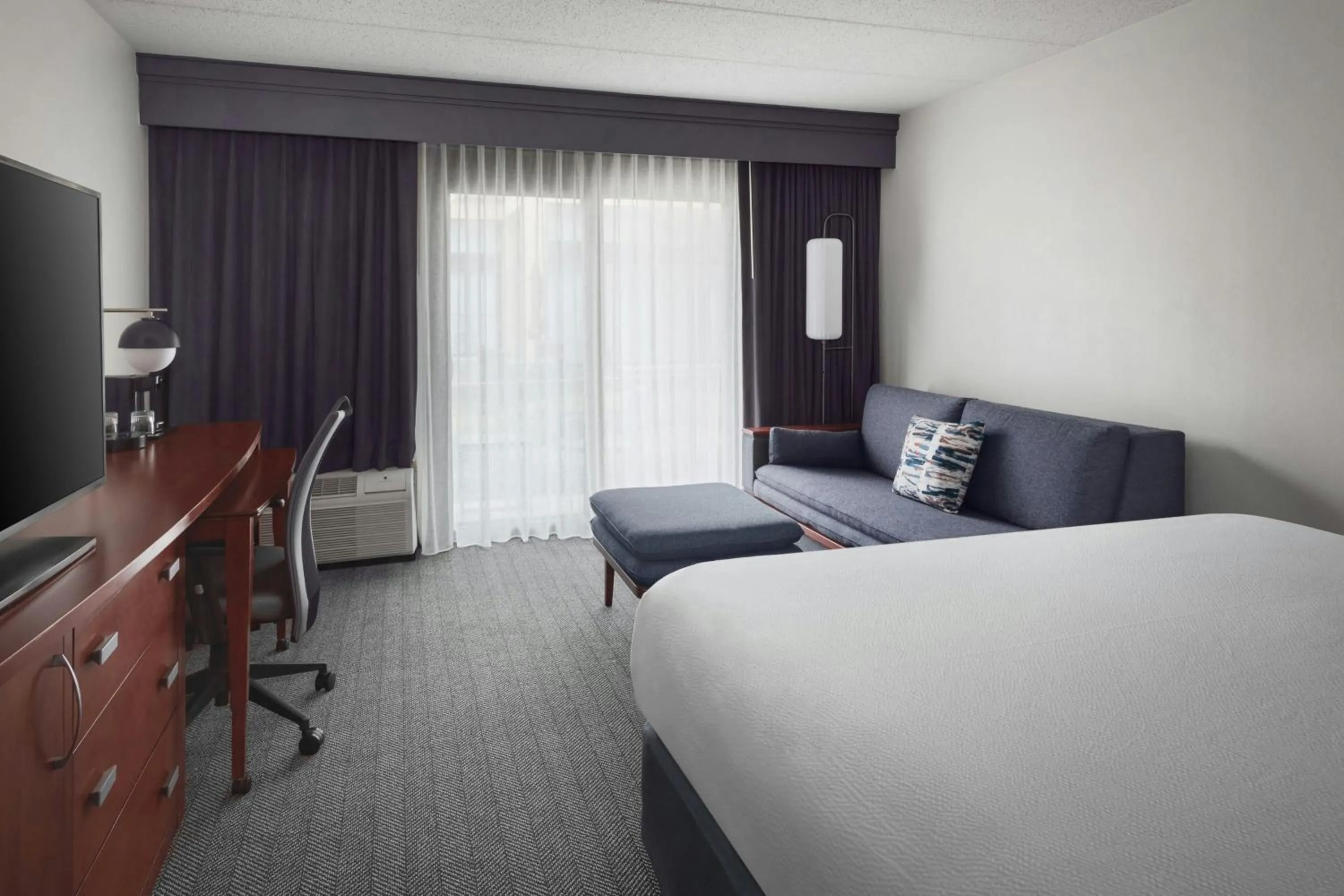Photo of the whole room, Bed in Courtyard by Marriott New Carrollton Landover
