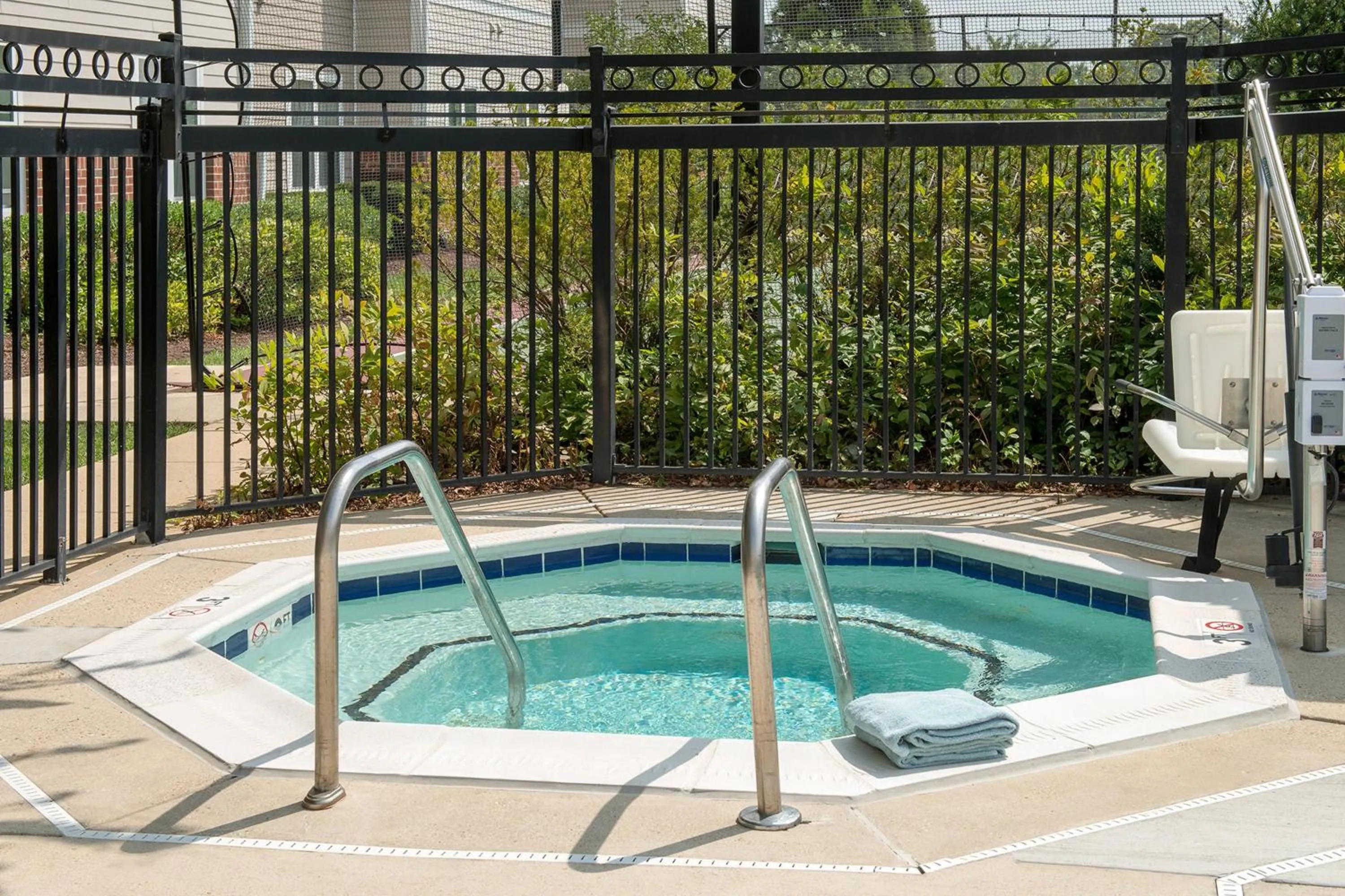 Swimming pool in Residence Inn Silver Spring
