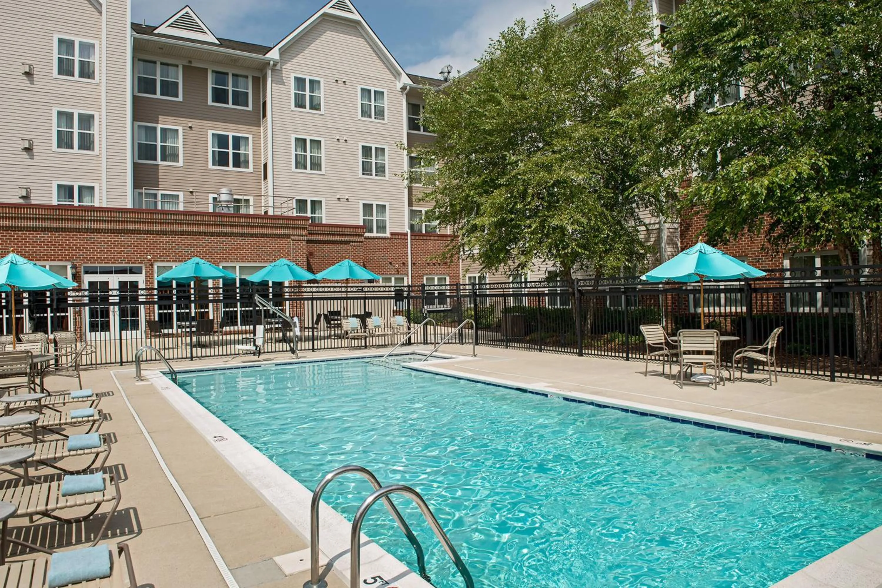 Swimming pool in Residence Inn Silver Spring