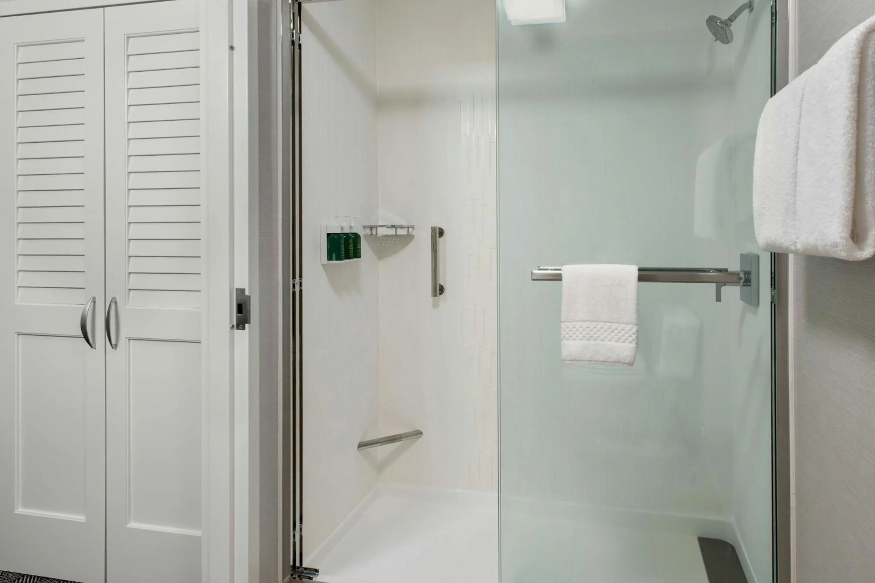 Bathroom in Courtyard by Marriott Silver Spring North/White Oak