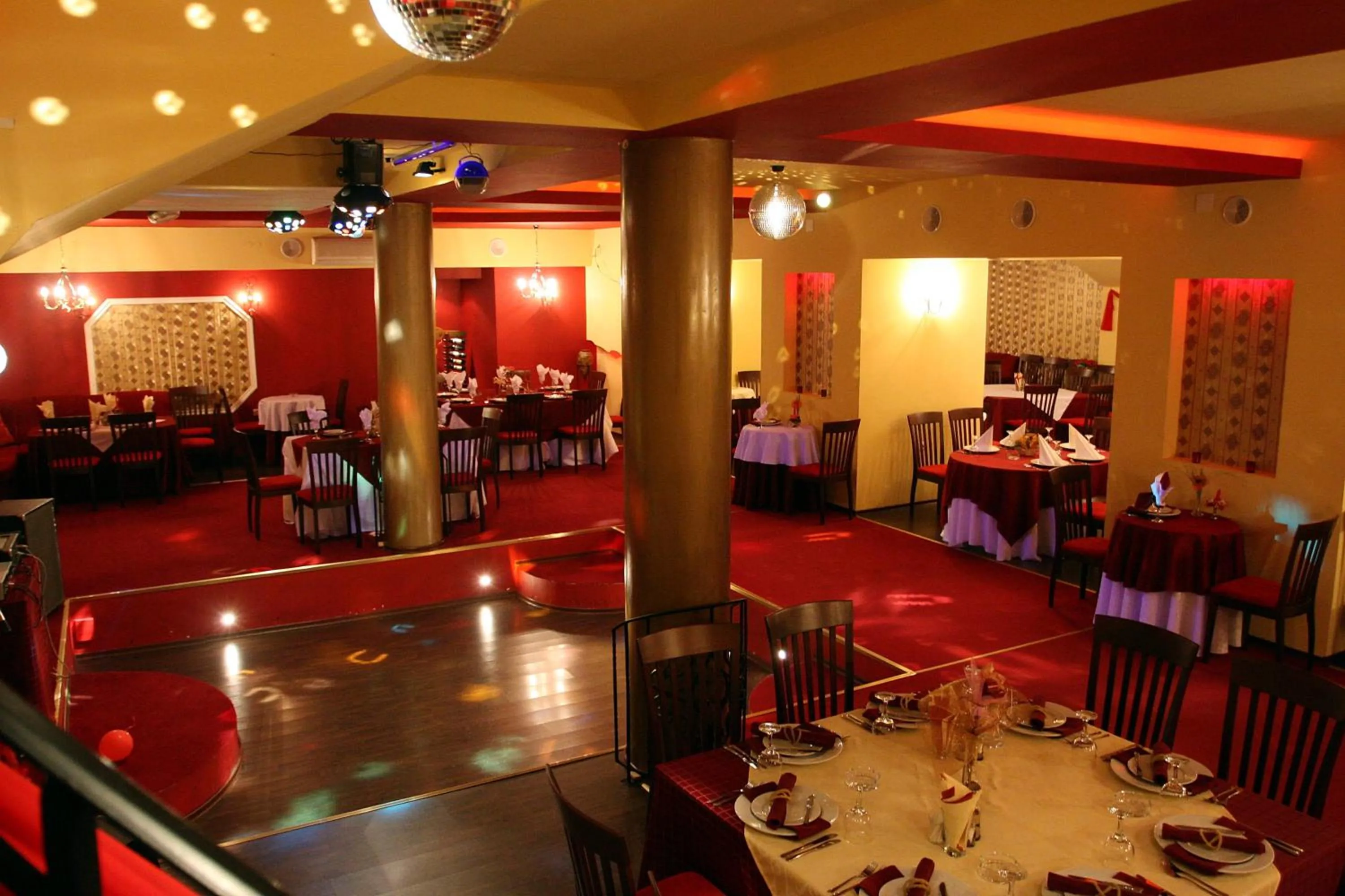 Restaurant/places to eat in Charlino Plaza