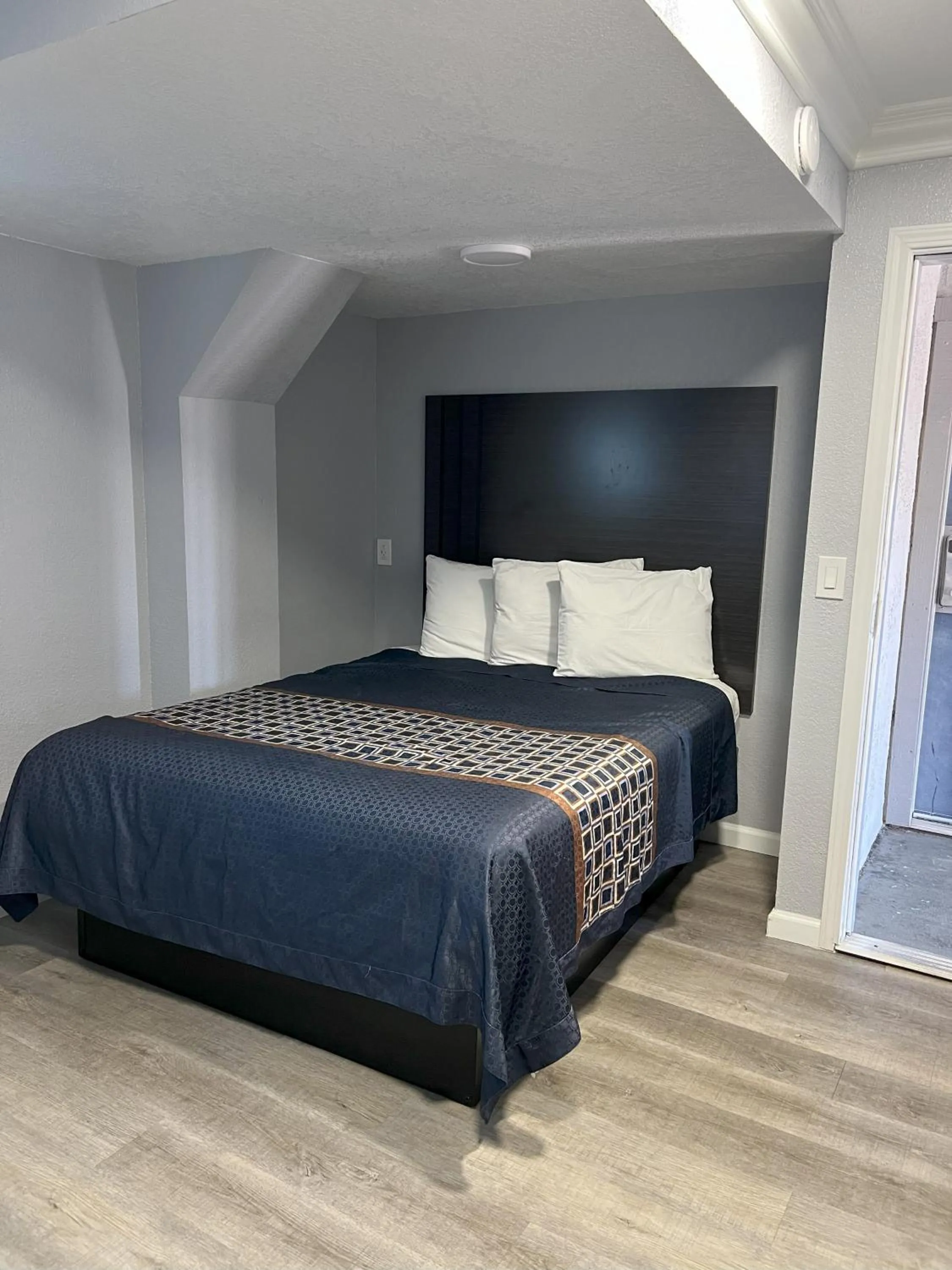 Bedroom, Bed in Sea Garden Inn