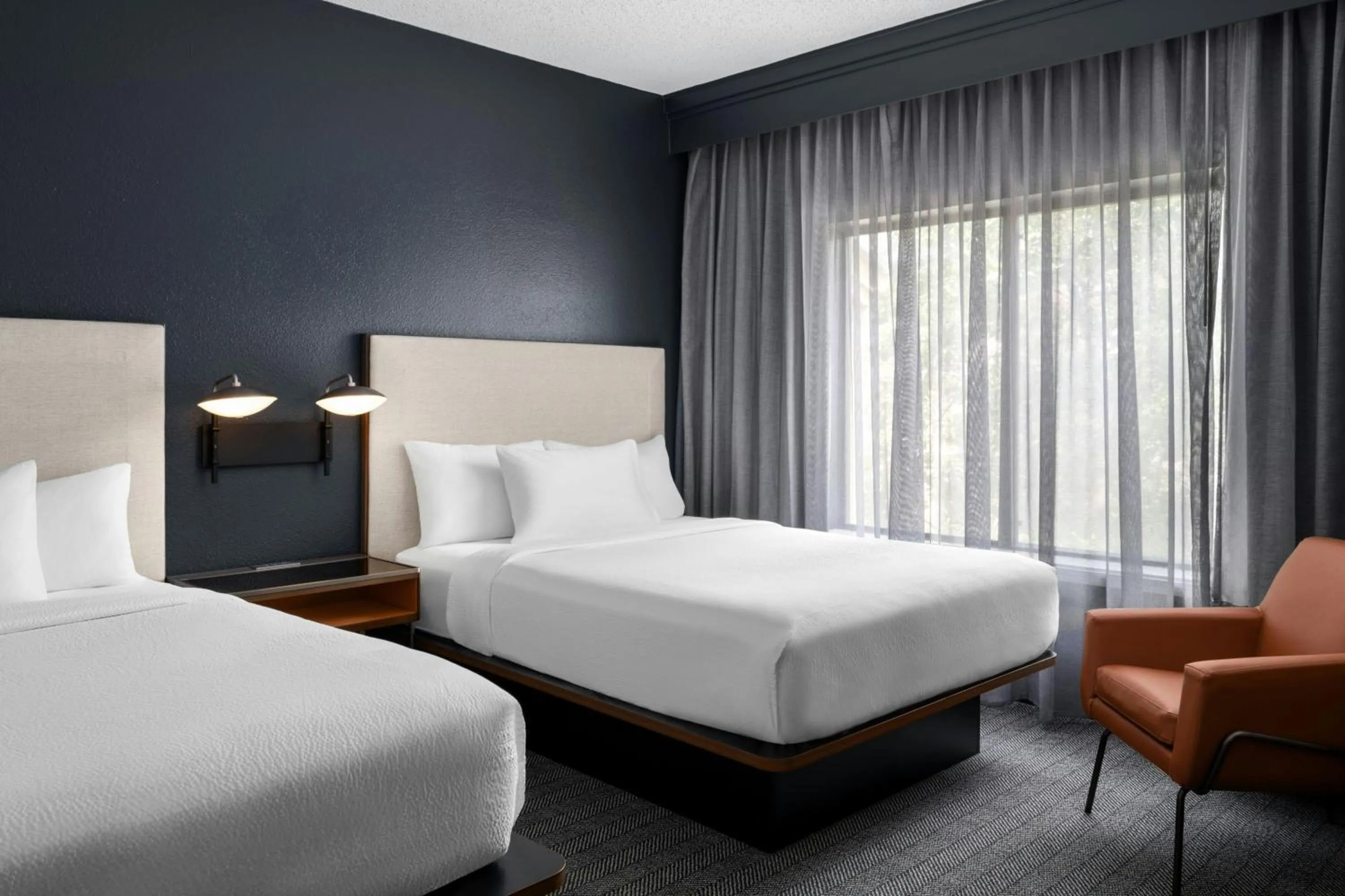 Photo of the whole room, Bed in Courtyard Birmingham Hoover