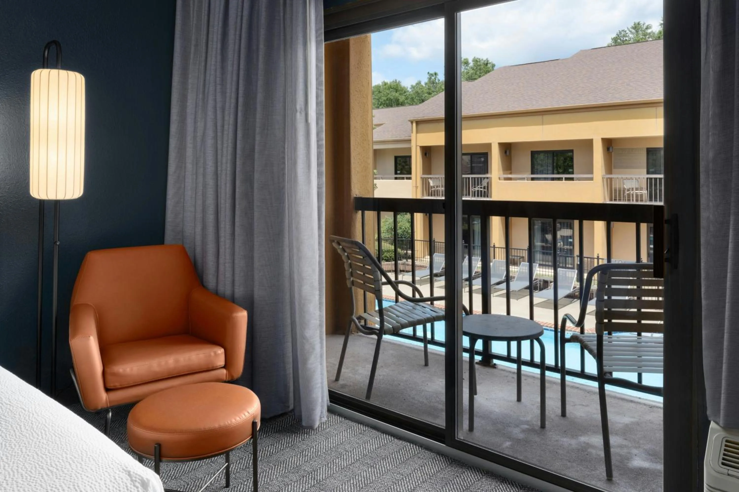 Photo of the whole room in Courtyard Birmingham Hoover