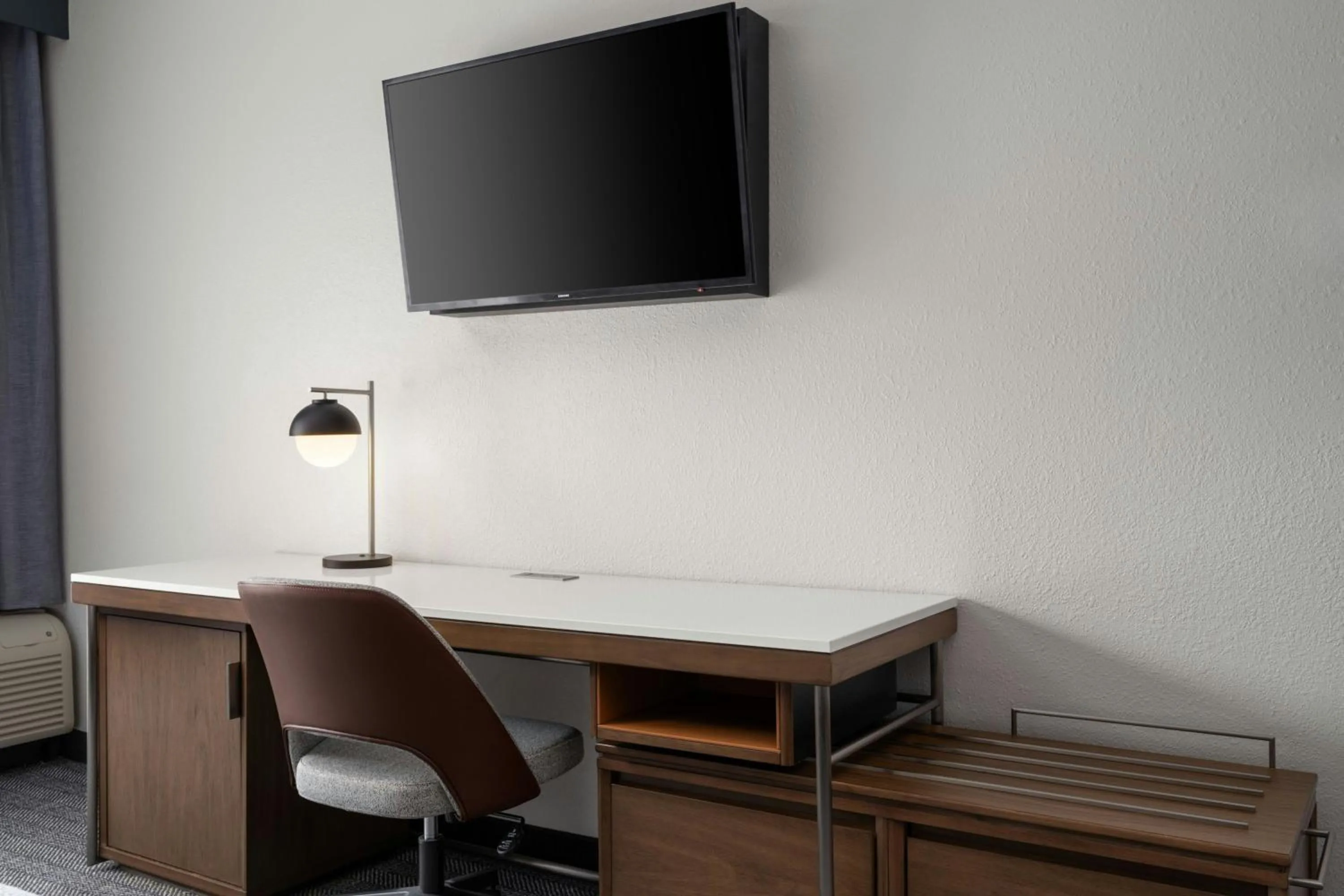 Photo of the whole room in Courtyard Birmingham Hoover