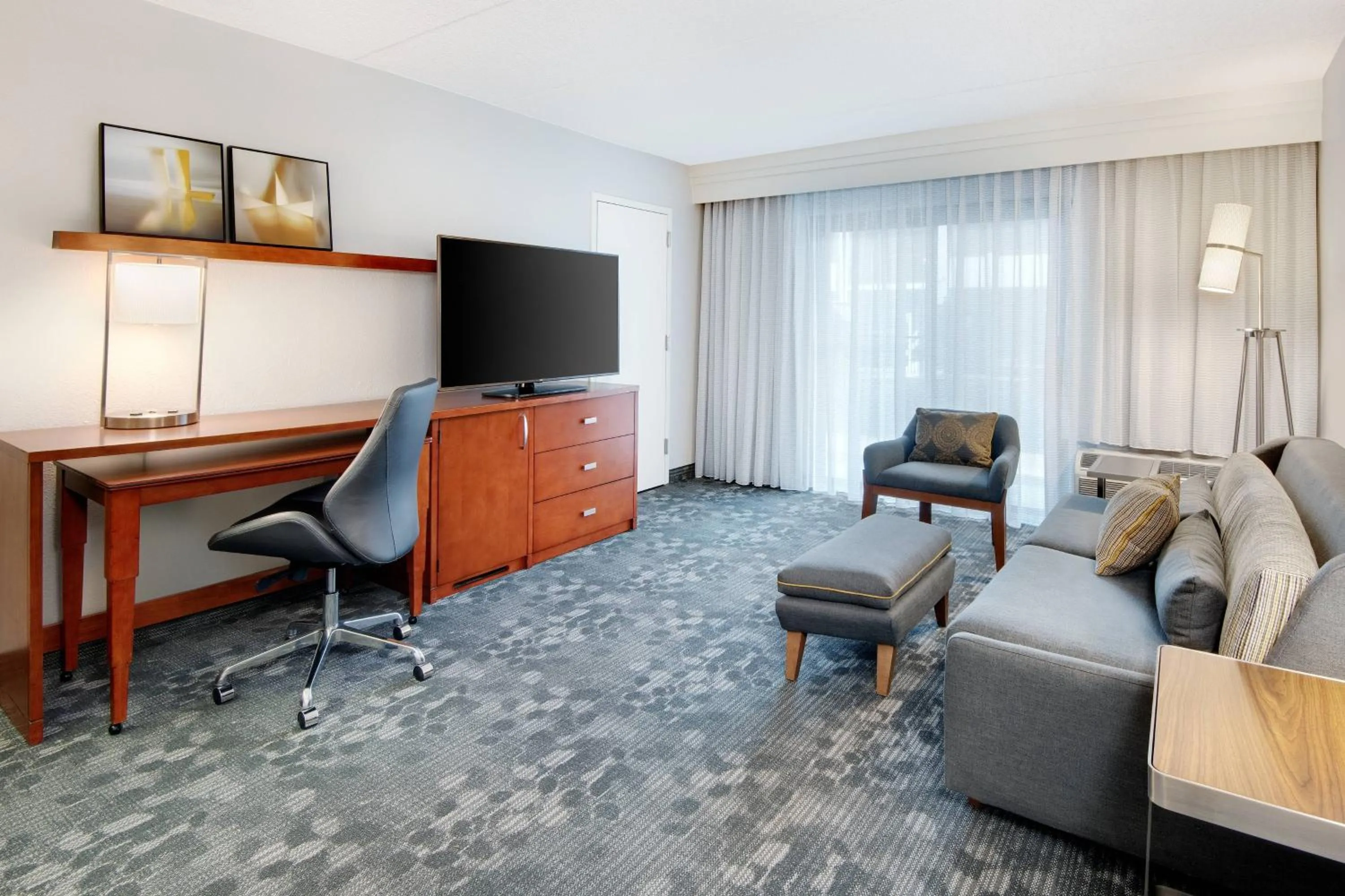 Living room in Courtyard by Marriott Birmingham Homewood