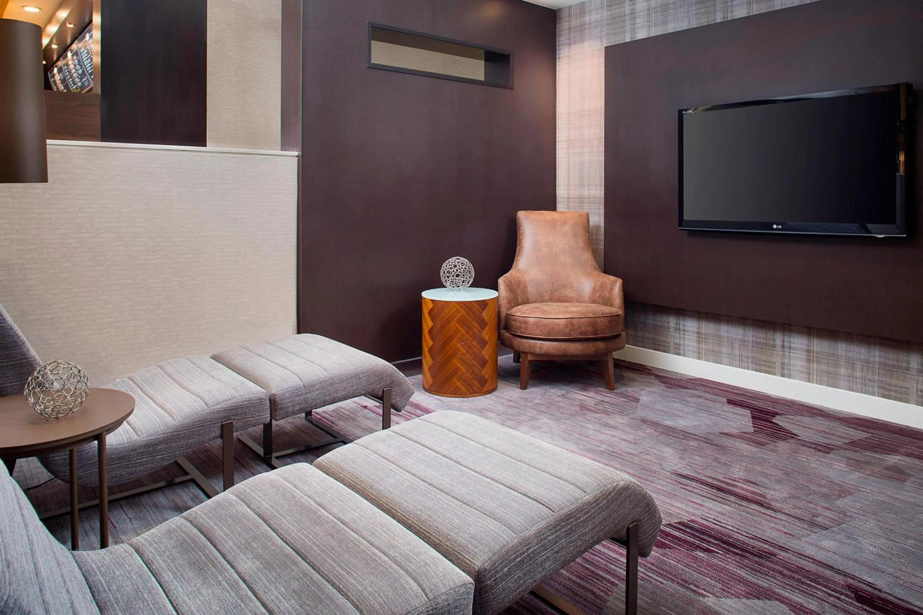 Lounge or bar in Courtyard by Marriott Birmingham Homewood