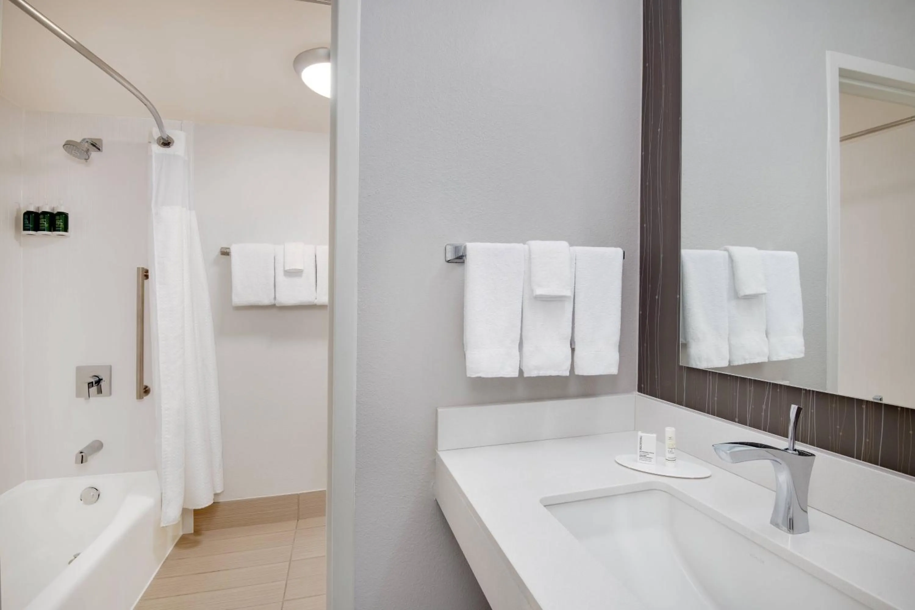Bathroom in Courtyard by Marriott Birmingham Homewood